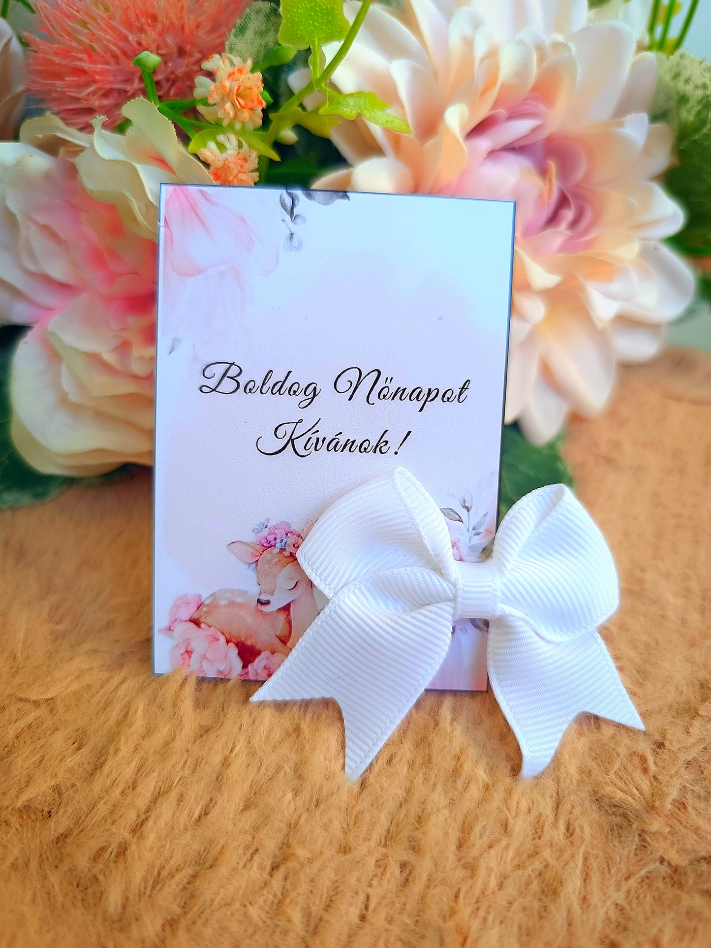 Ajándék masni csatt nőnapi fehér