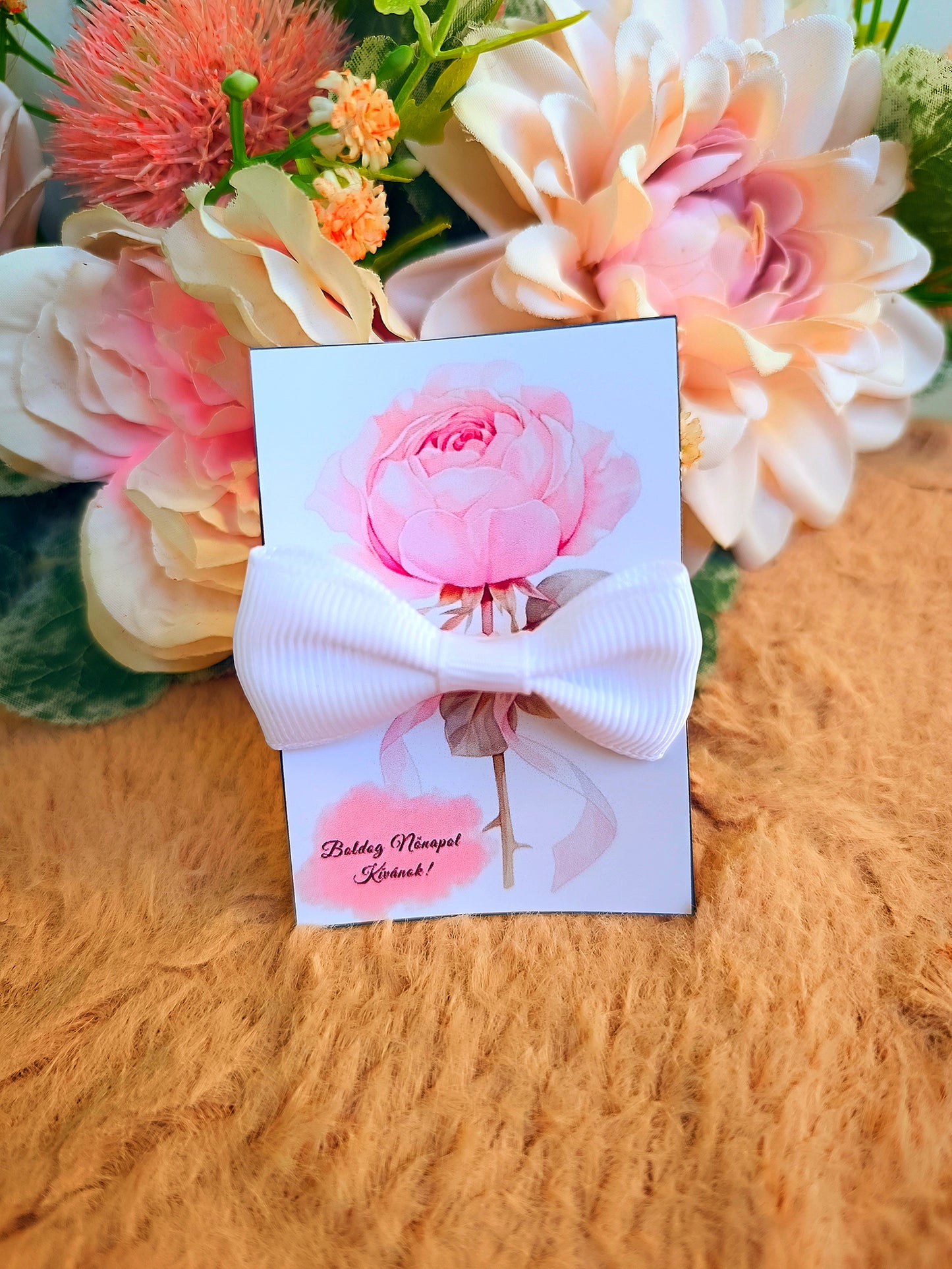 Ajándék masni hajgumi nőnapi fehér