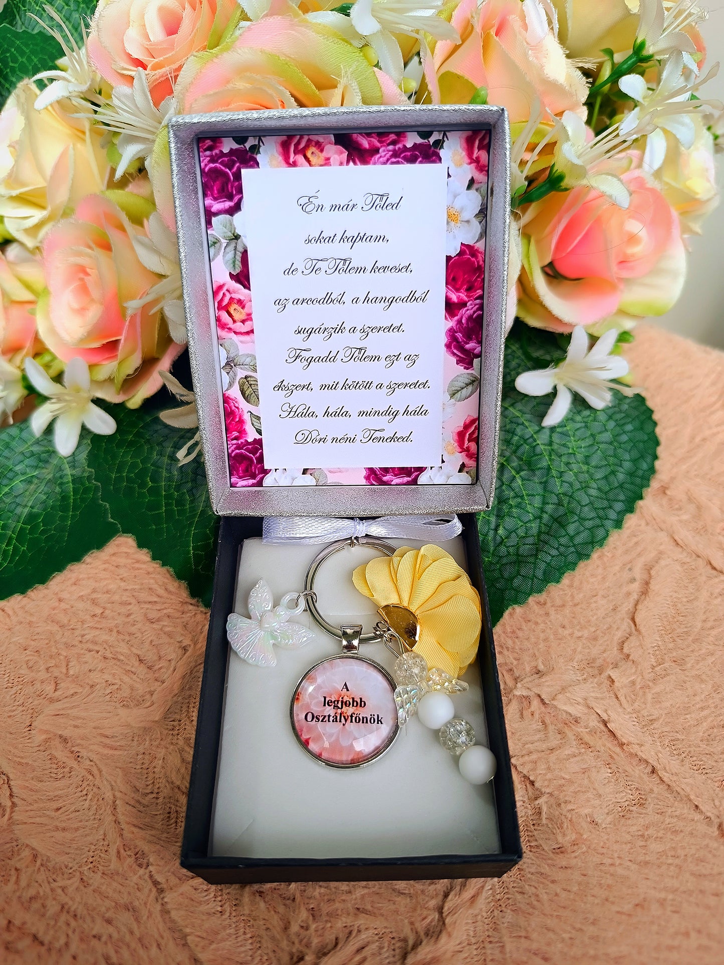 Ajándék pedagógusnak krém angyalos kulcstartó