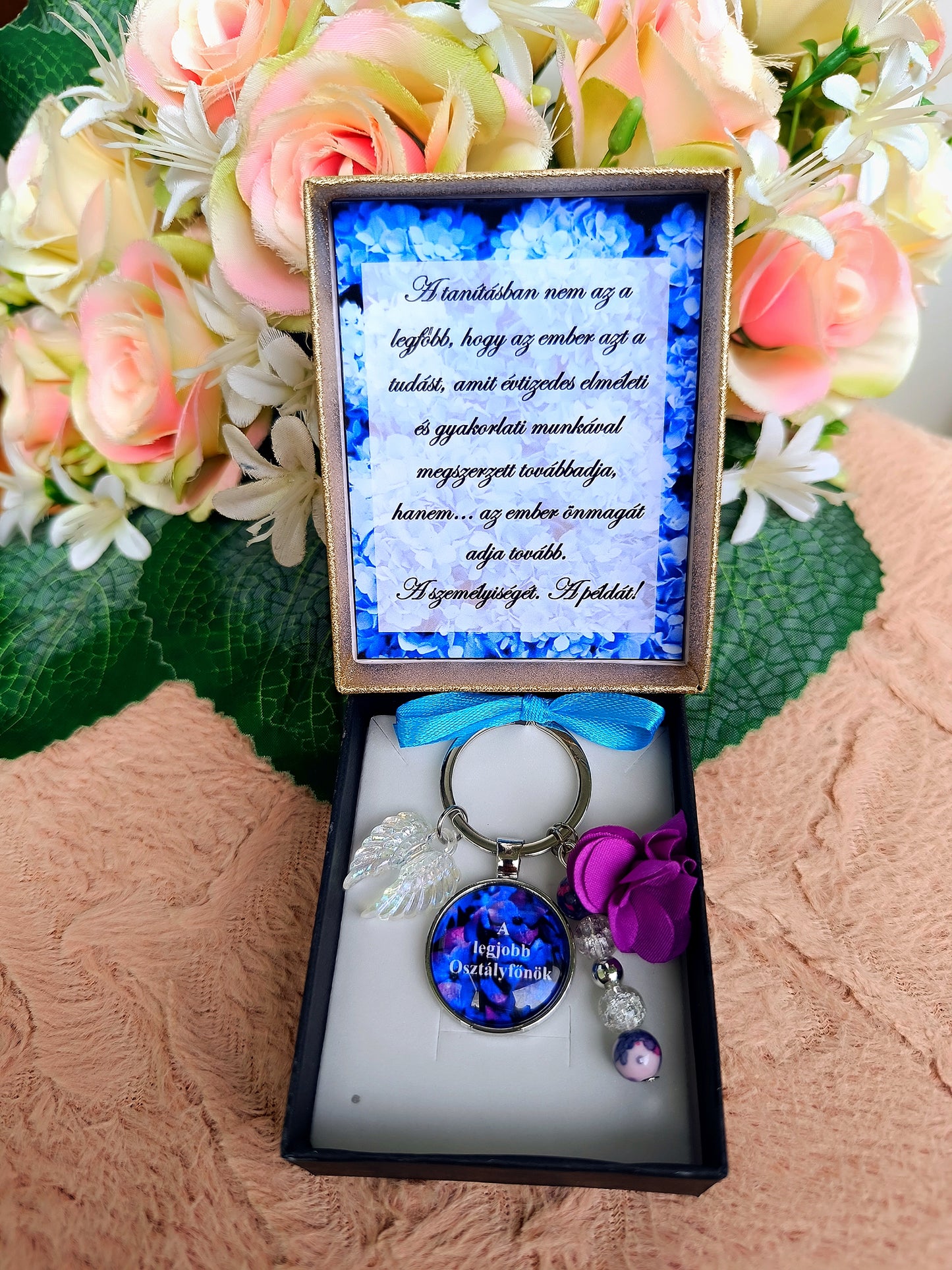 Ajándék pedagógusnak kék hortenzia kulcstartó