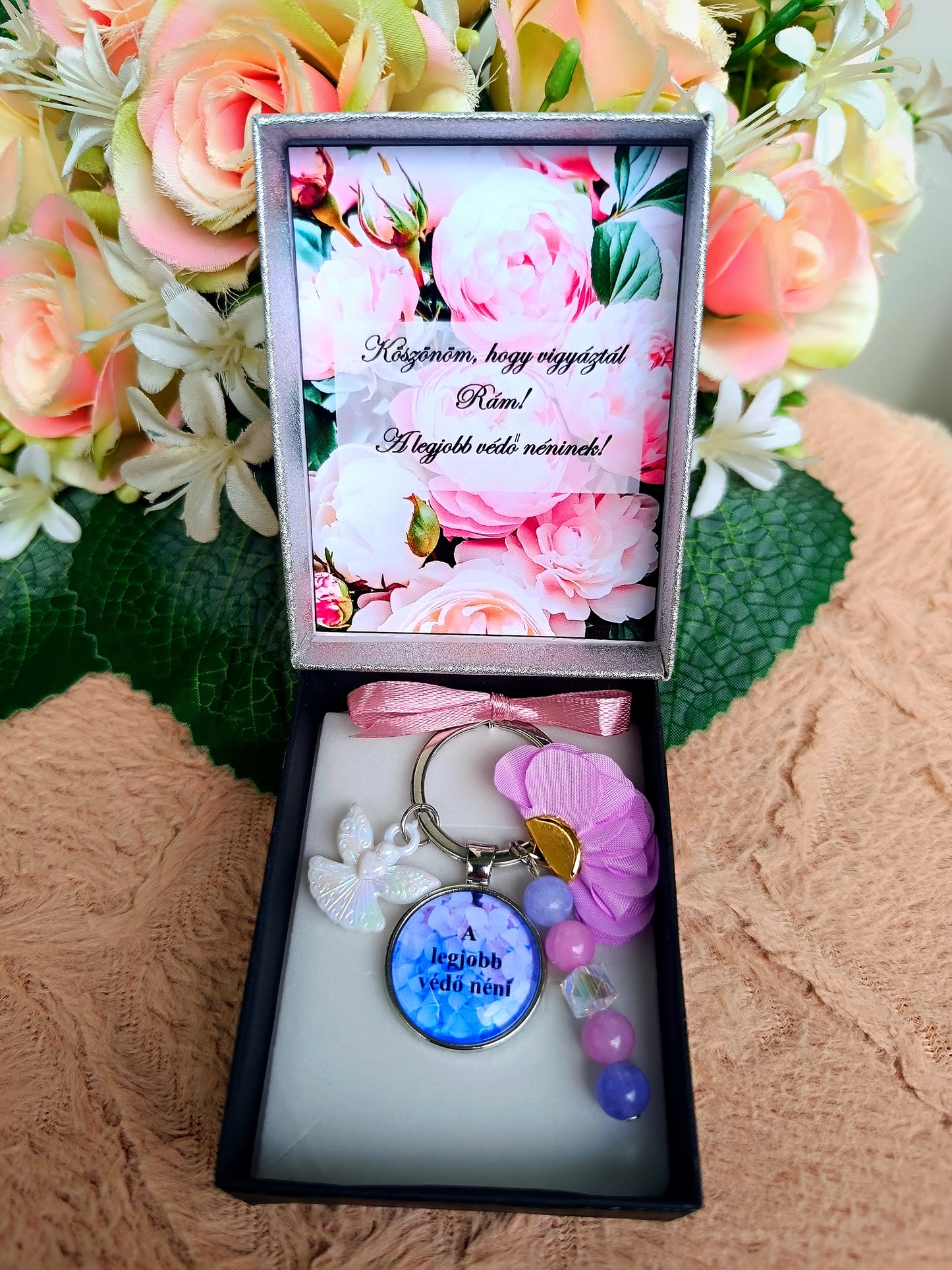 A legjobb védő néni lila angyalos kulcstartó