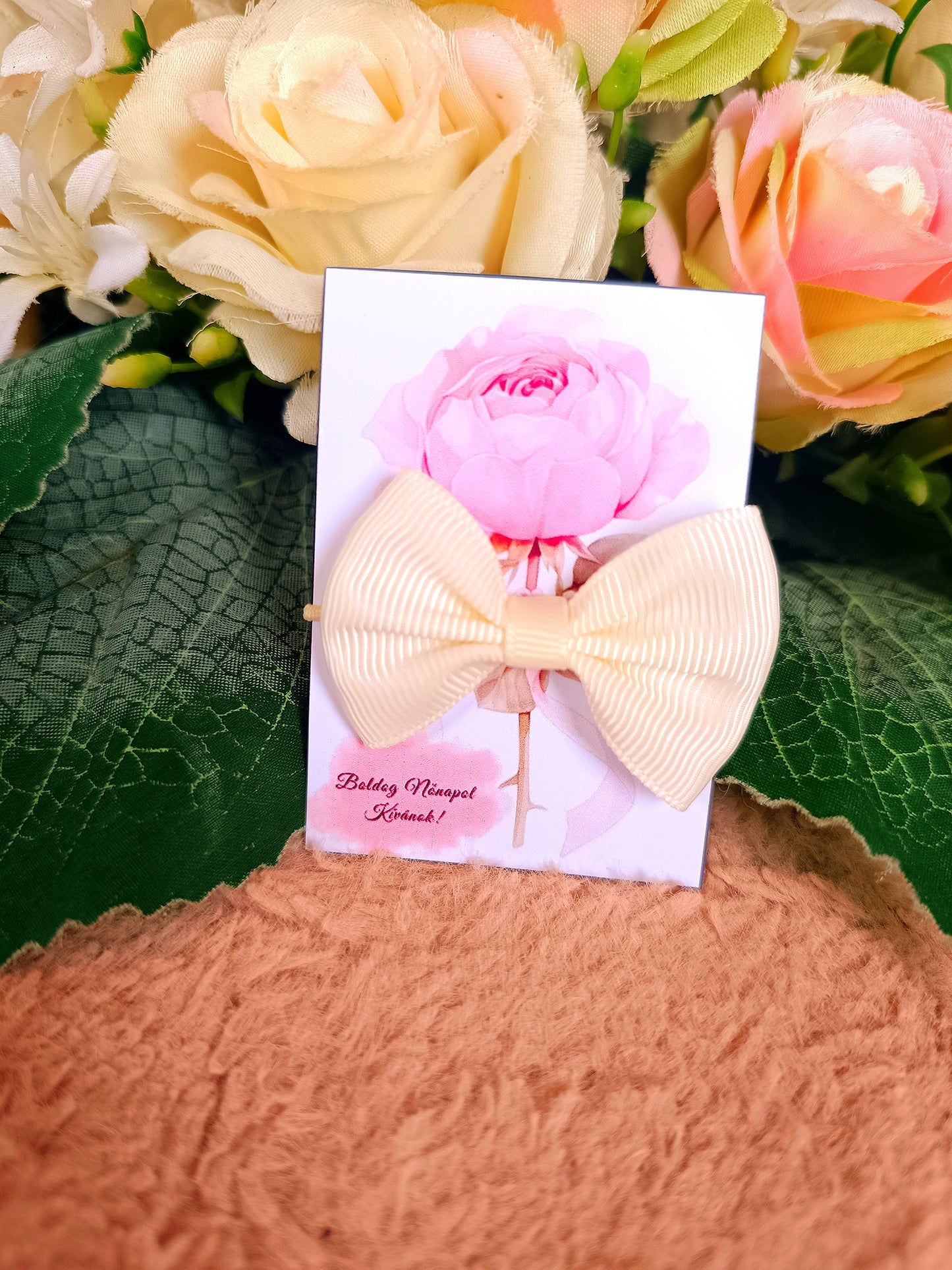 Ajándék masni hajgumi nőnapi bézs