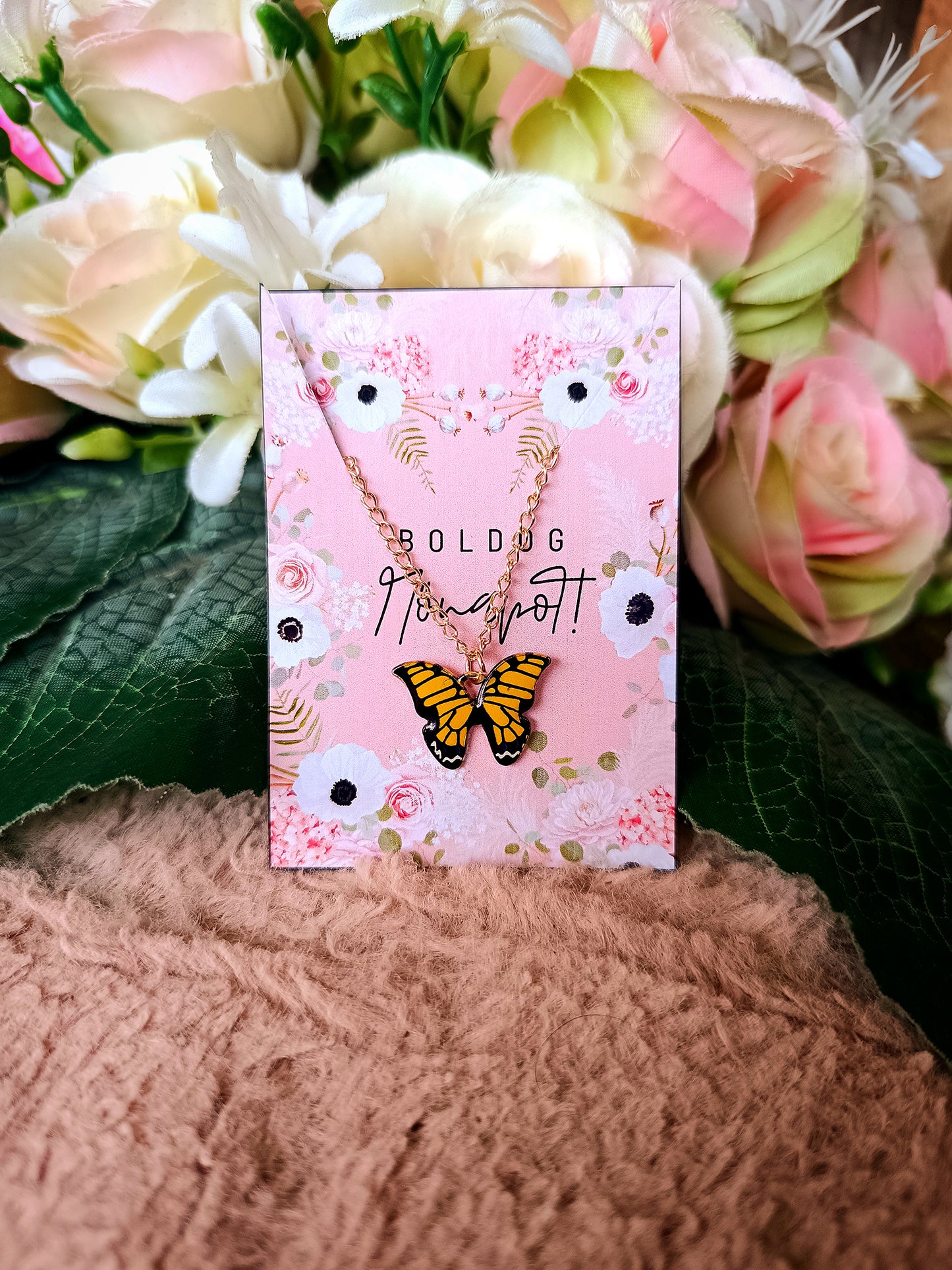 Ajándék nőnapra pillangós nyaklánc narancs