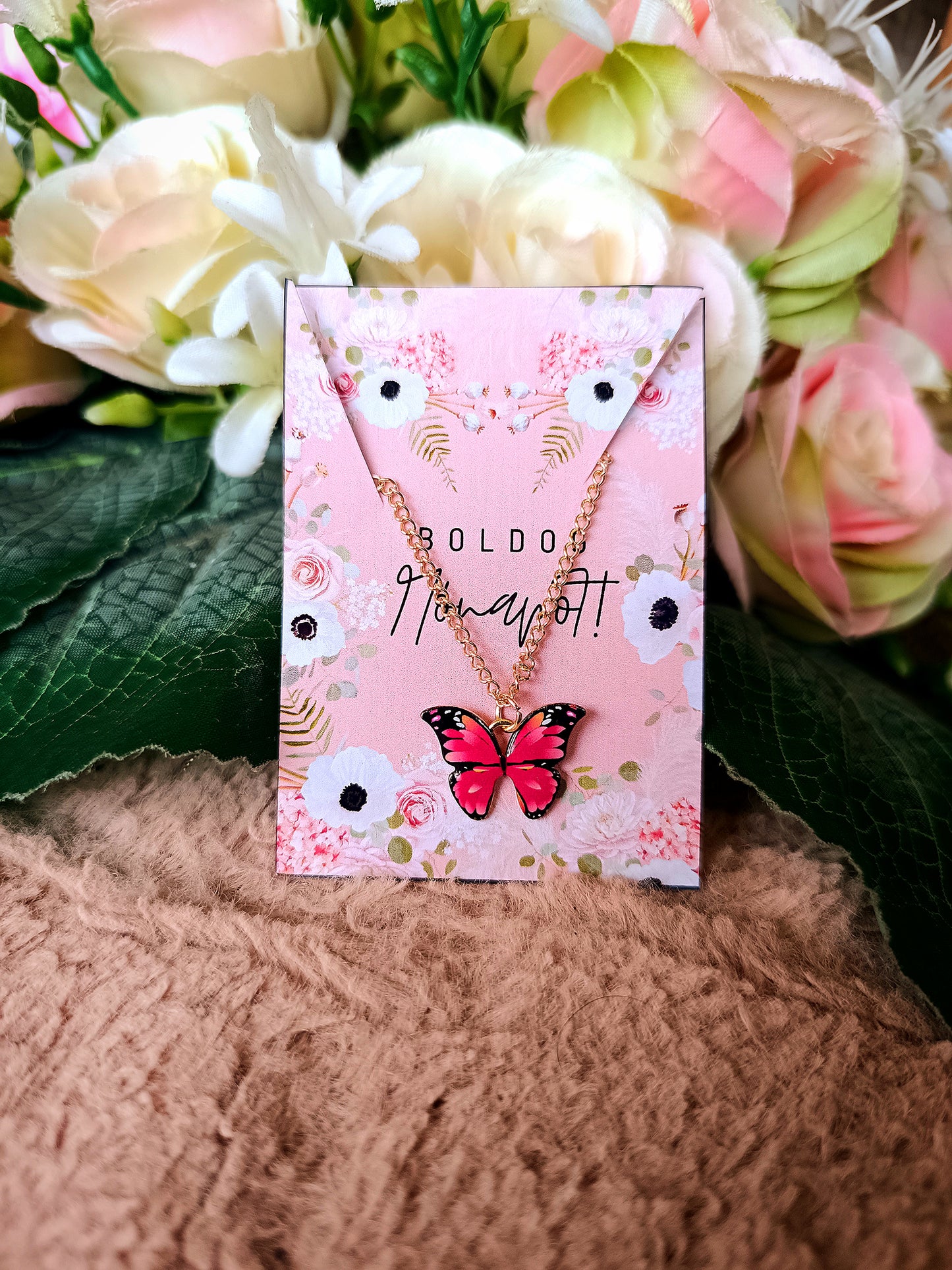 Ajándék nőnapra pillangós nyaklánc piros