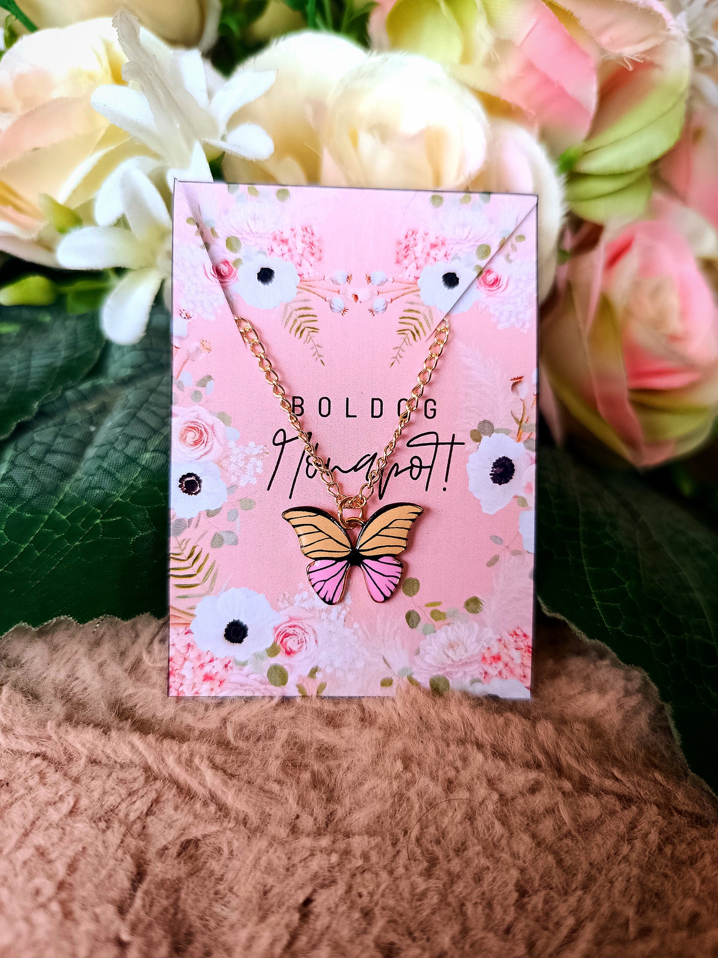 Ajándék nőnapra pillangós nyaklánc rózsaszín-sárga