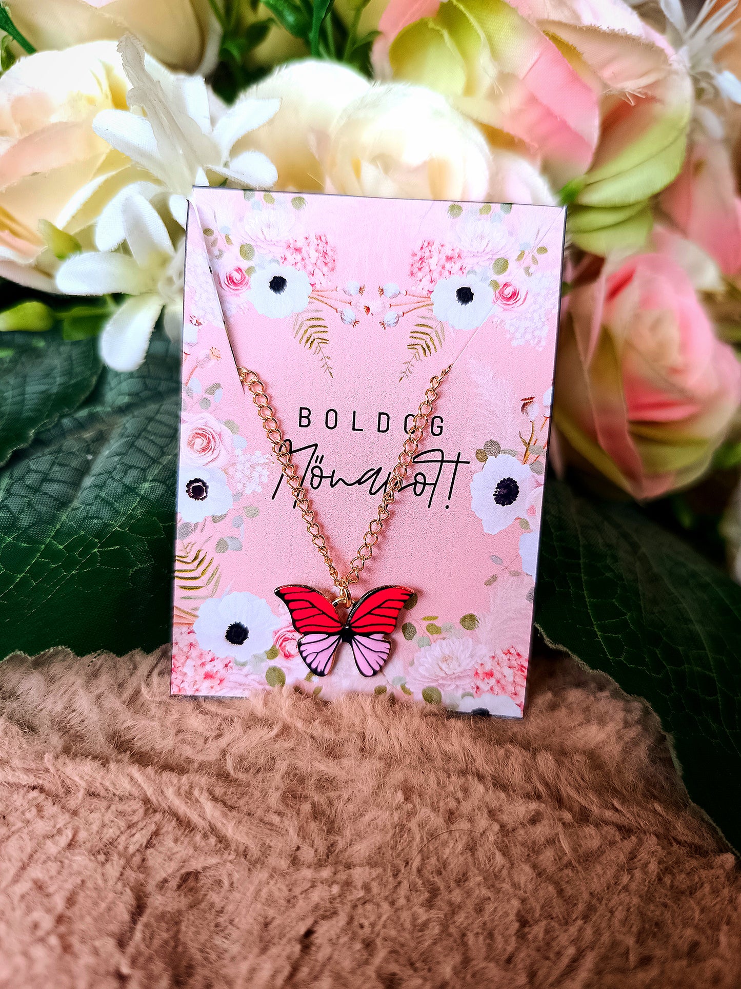 Ajándék nőnapra pillangós nyaklánc rózsaszín-piros