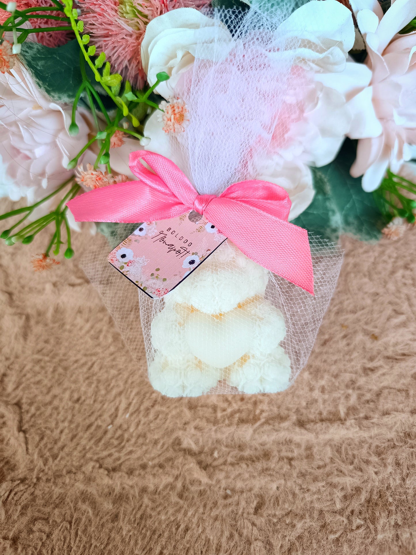 Ajándék Nőnapra maci szívvel gyertya csomagolásban egyedi kártyával