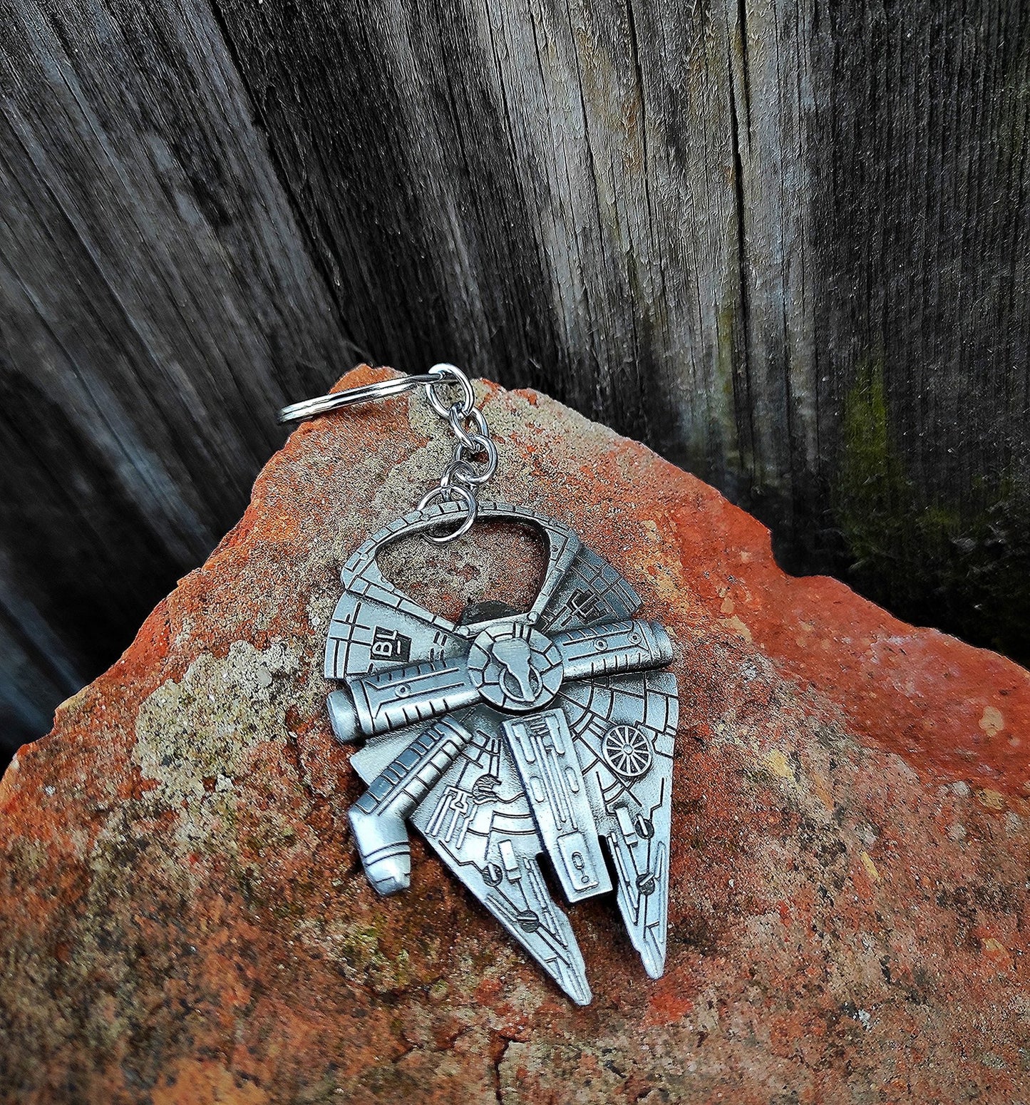 Star Wars Ezeréves sólyom sörnyitós kulcstartó