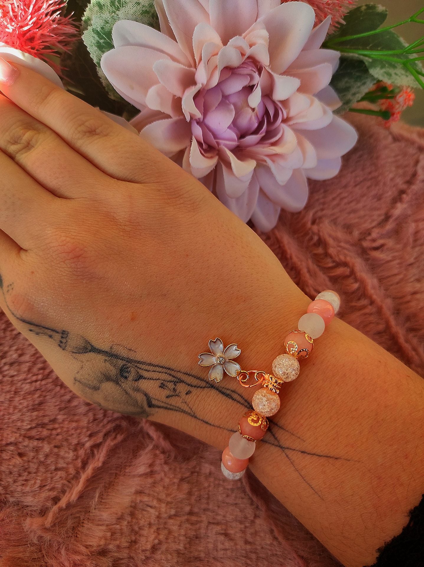 Bézs virágos stresszoldó karkötő