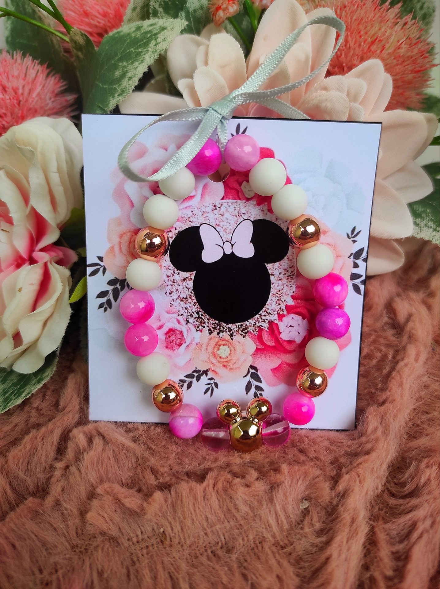Kulcstartóval, Pink minnie karkötő