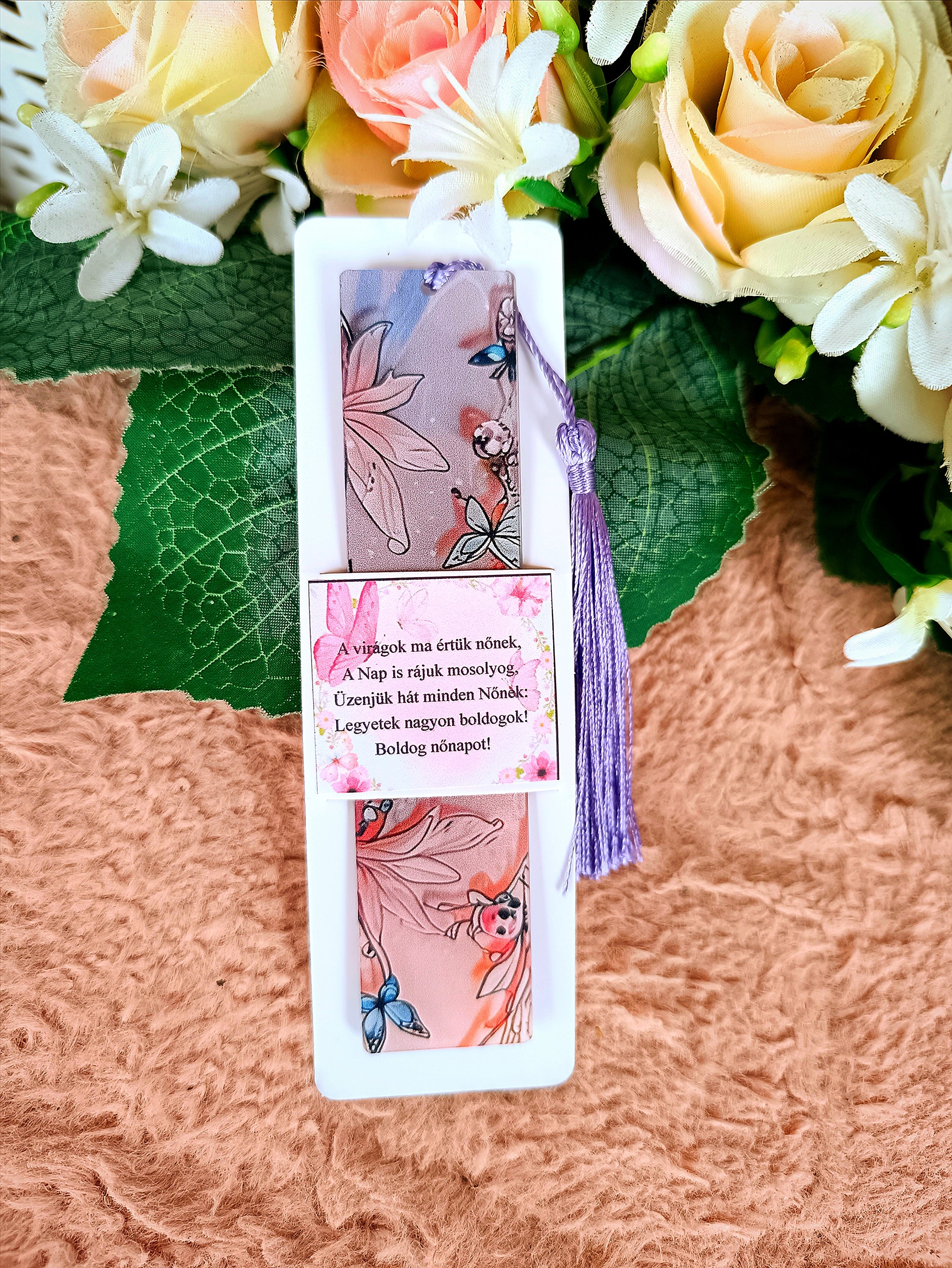 Nőnapi ajándék pillangós könyvjelző lila