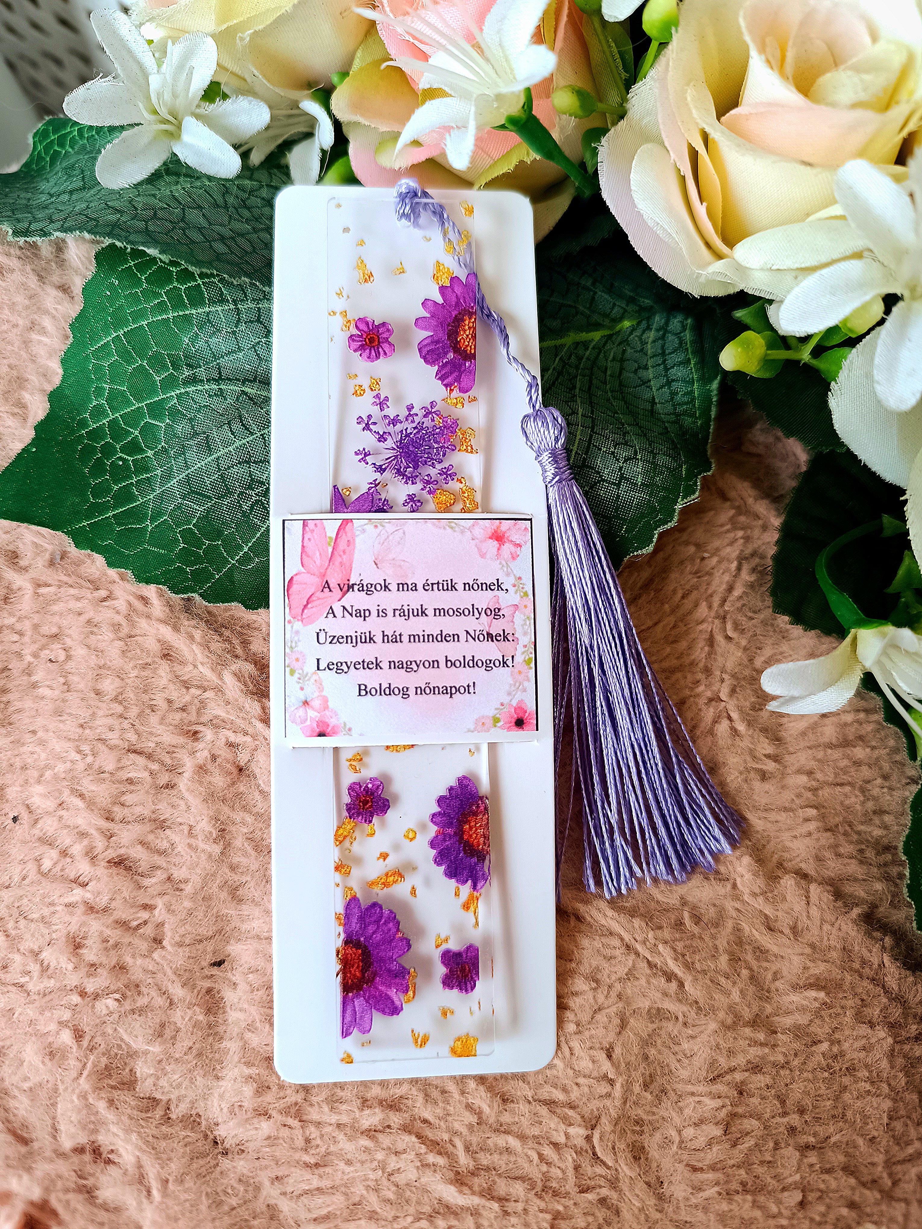 Nőnapi ajándék virágos könyvjelző lila