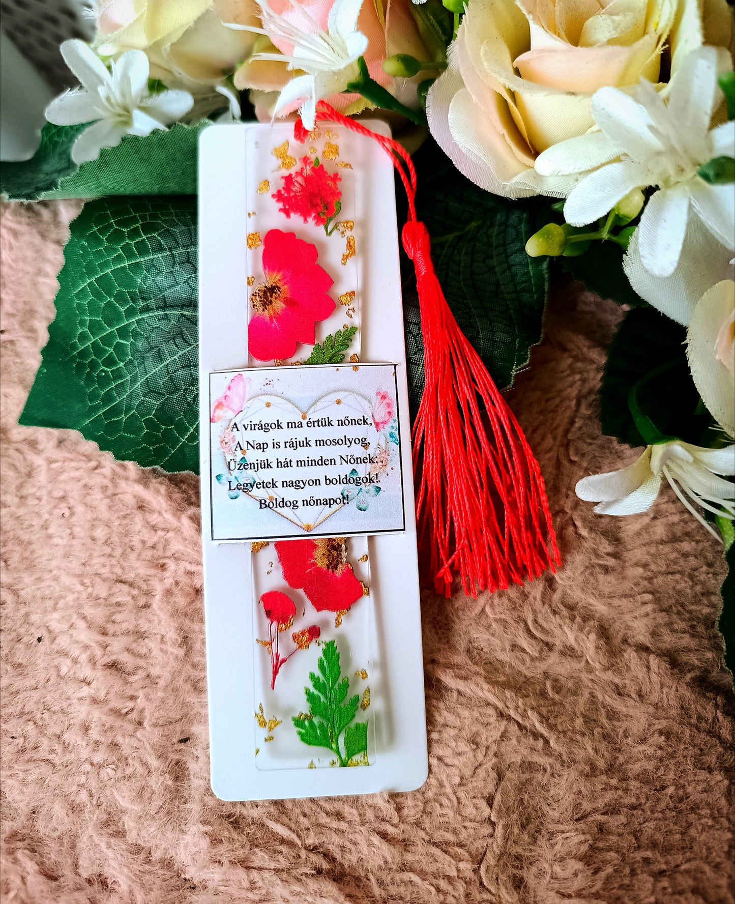 Nőnapi ajándék virágos könyvjelző piros