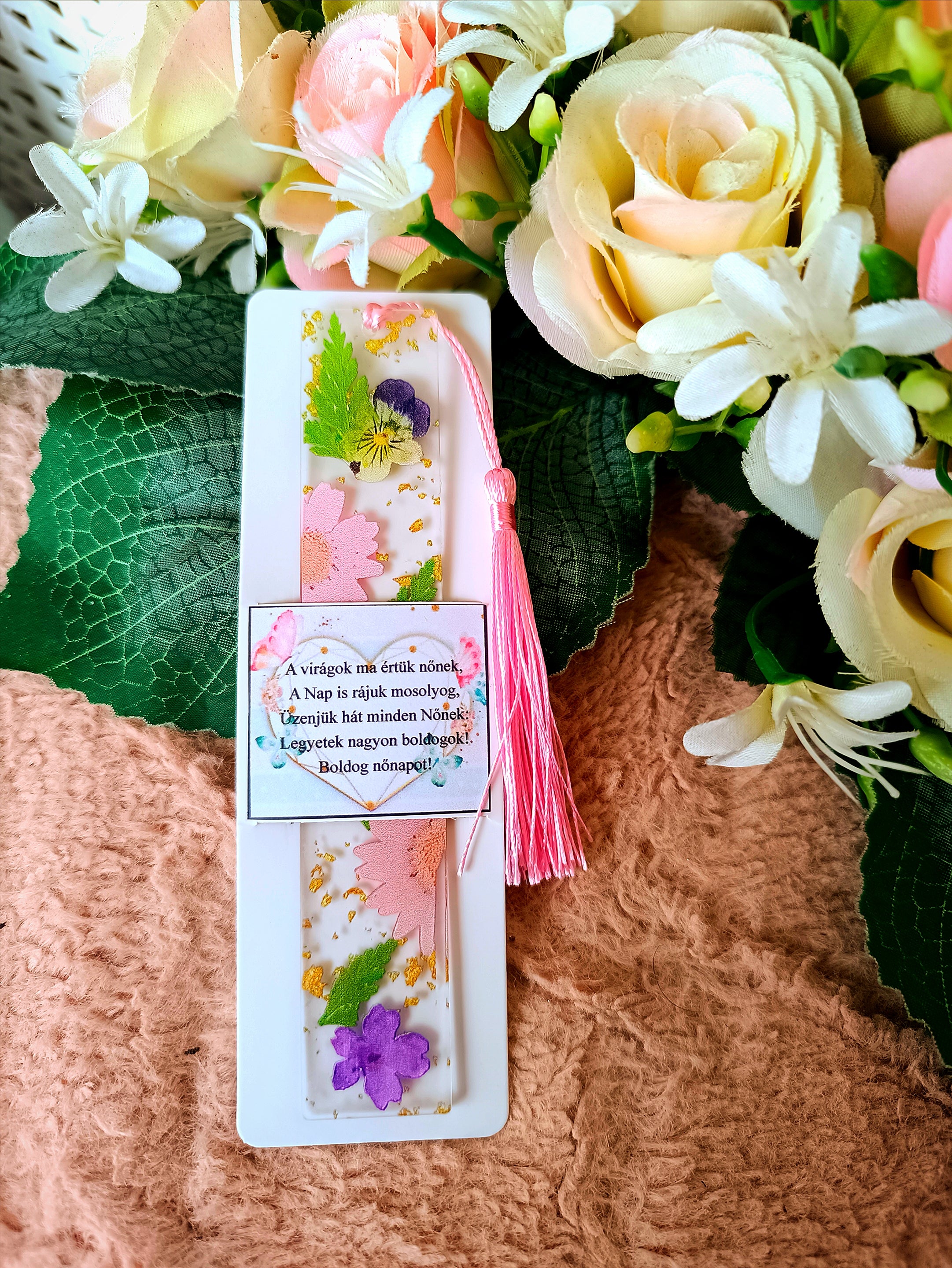 Nőnapi ajándék virágos könyvjelző lila-rózsaszín