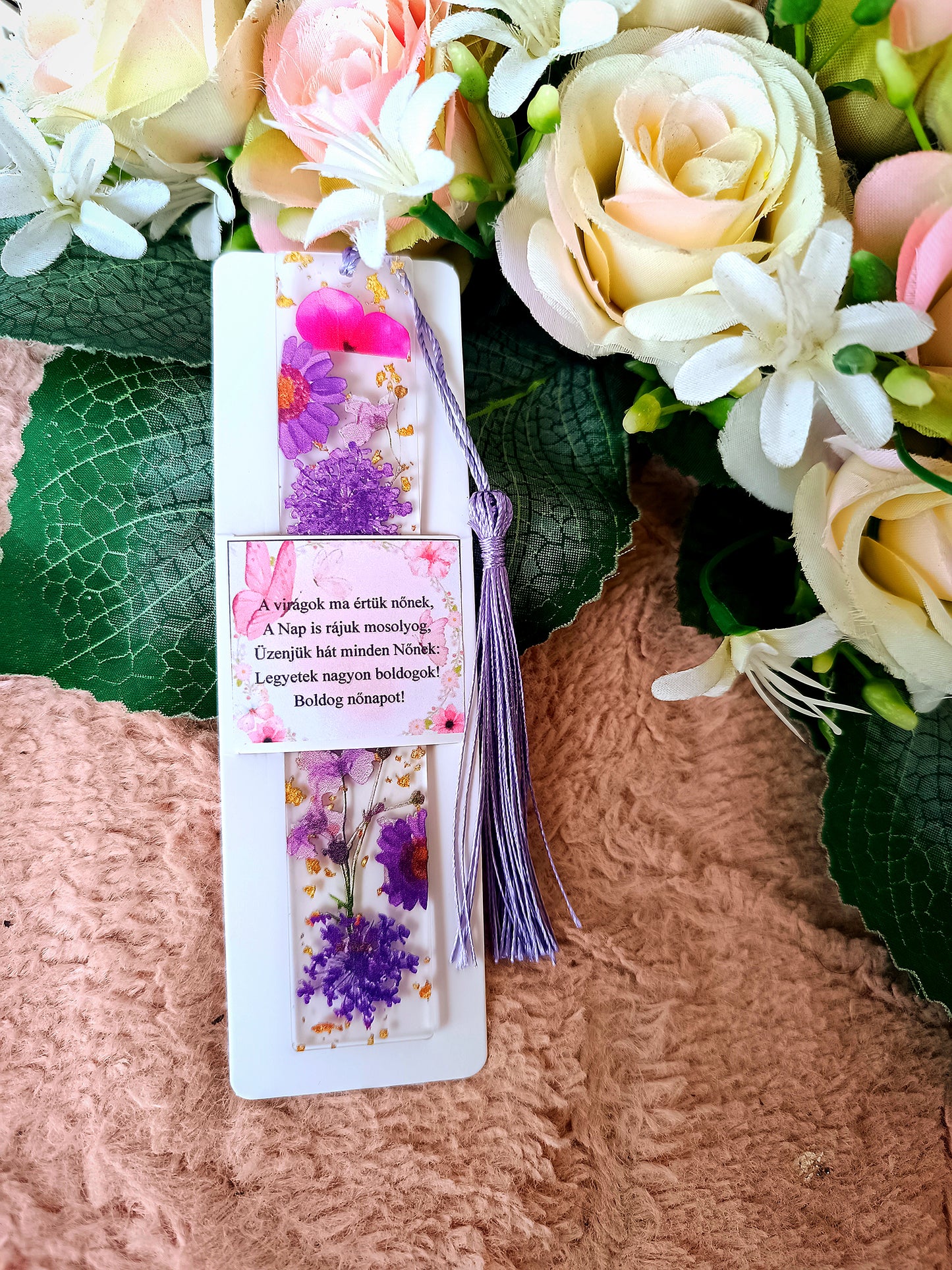 Nőnapi ajándék virágos könyvjelző lila-rózsaszín