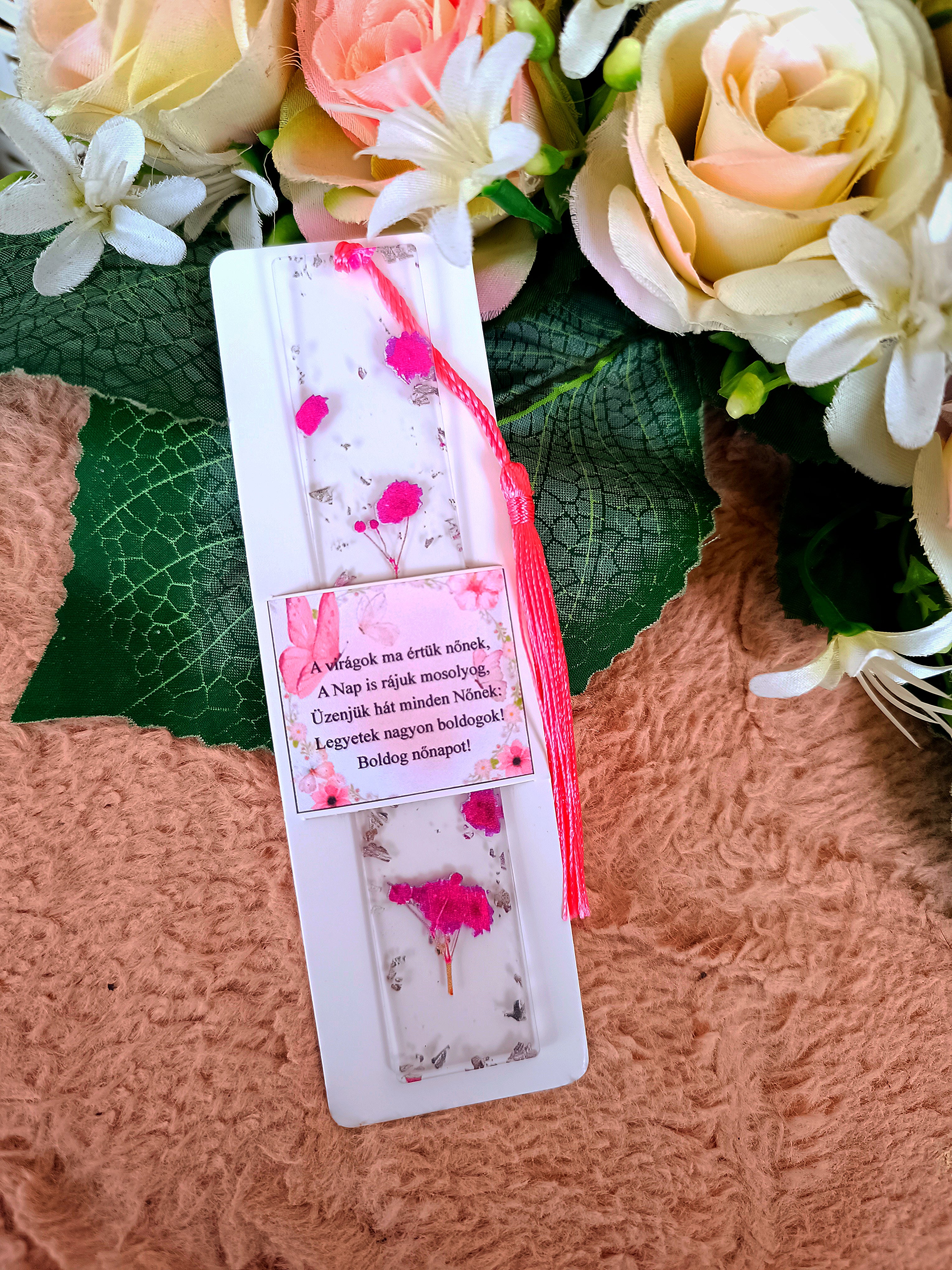 Nőnapi ajándék virágos könyvjelző pink