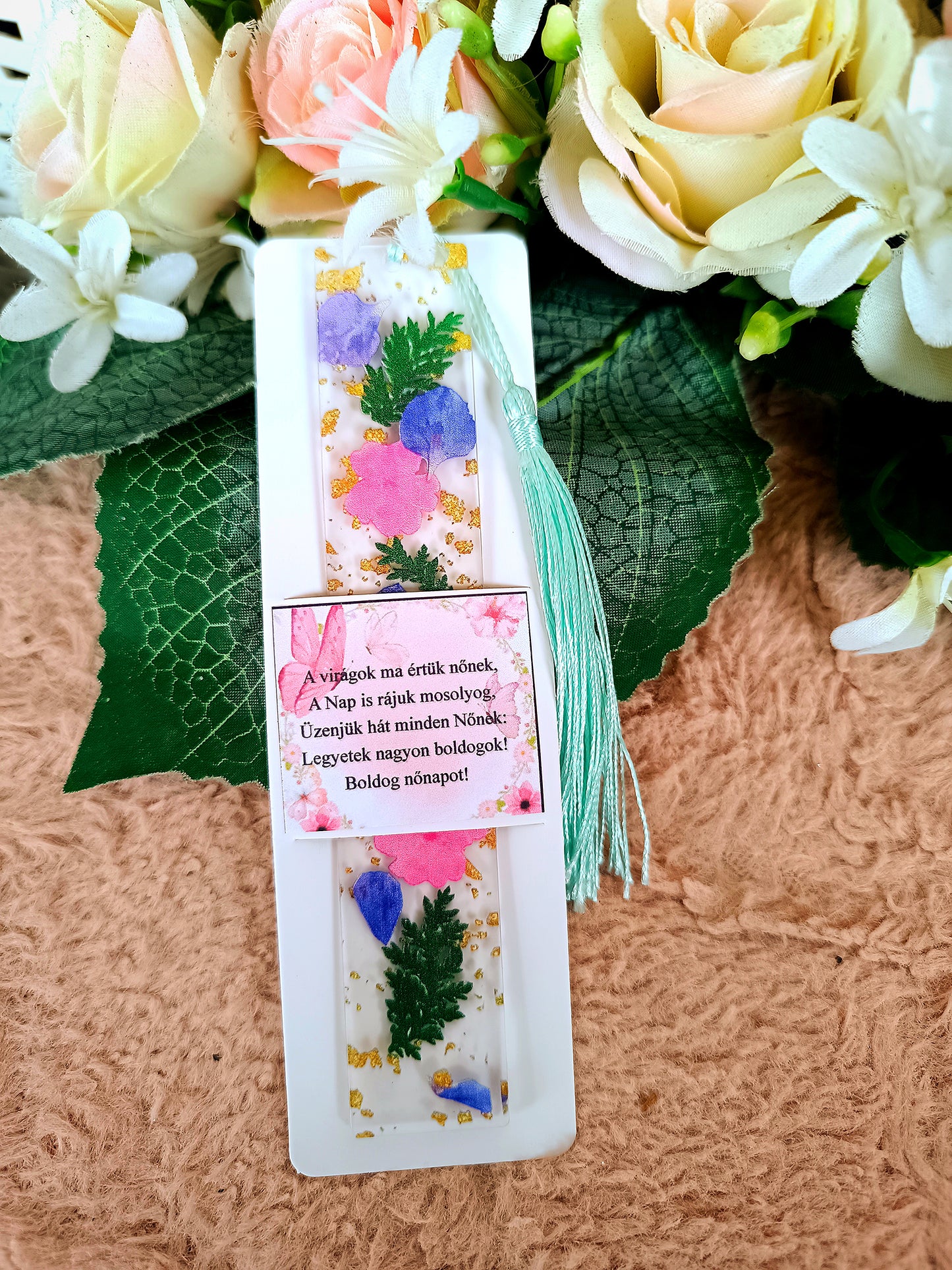 Nőnapi ajándék virágos könyvjelző