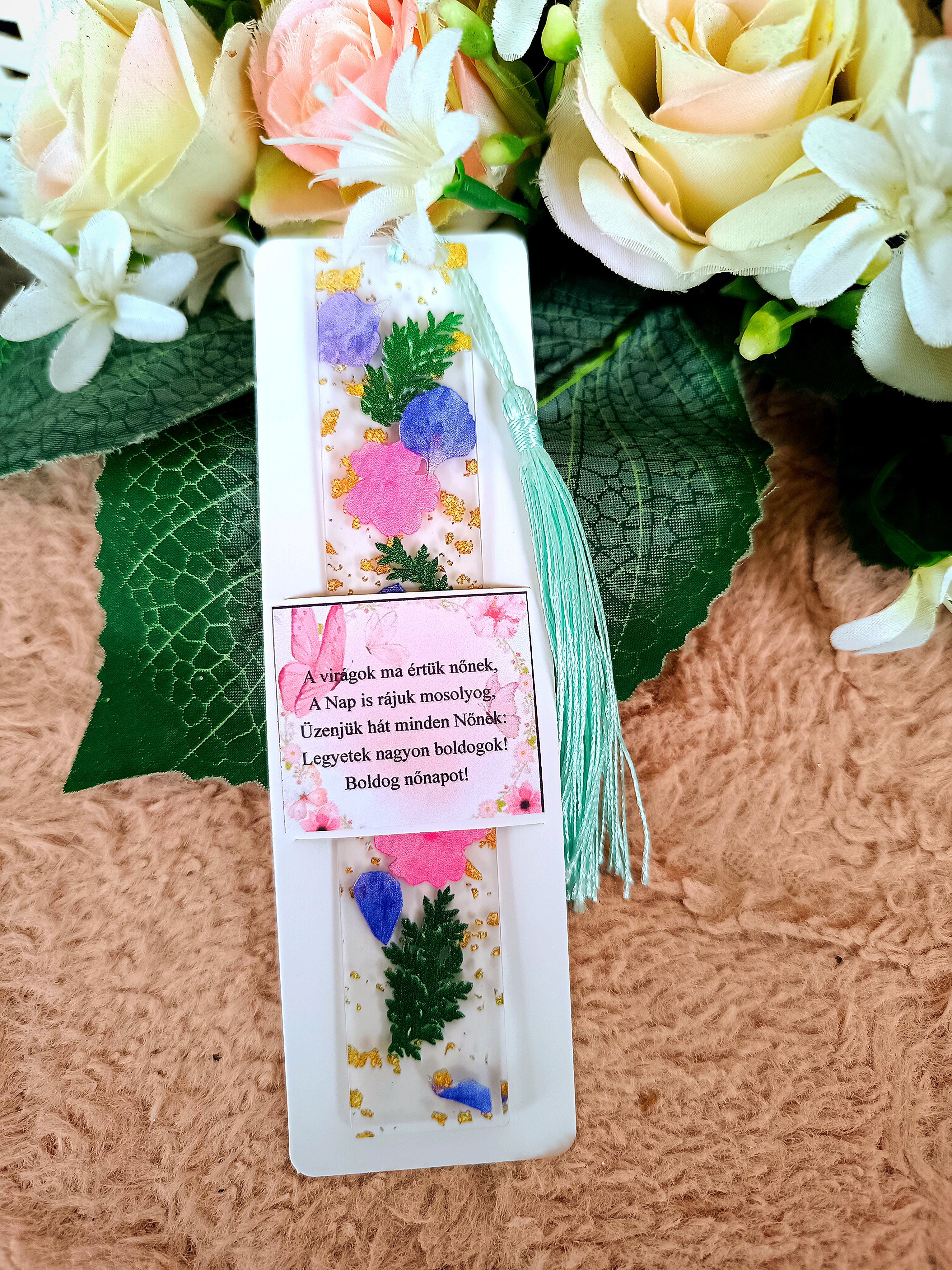 Nőnapi ajándék virágos könyvjelző