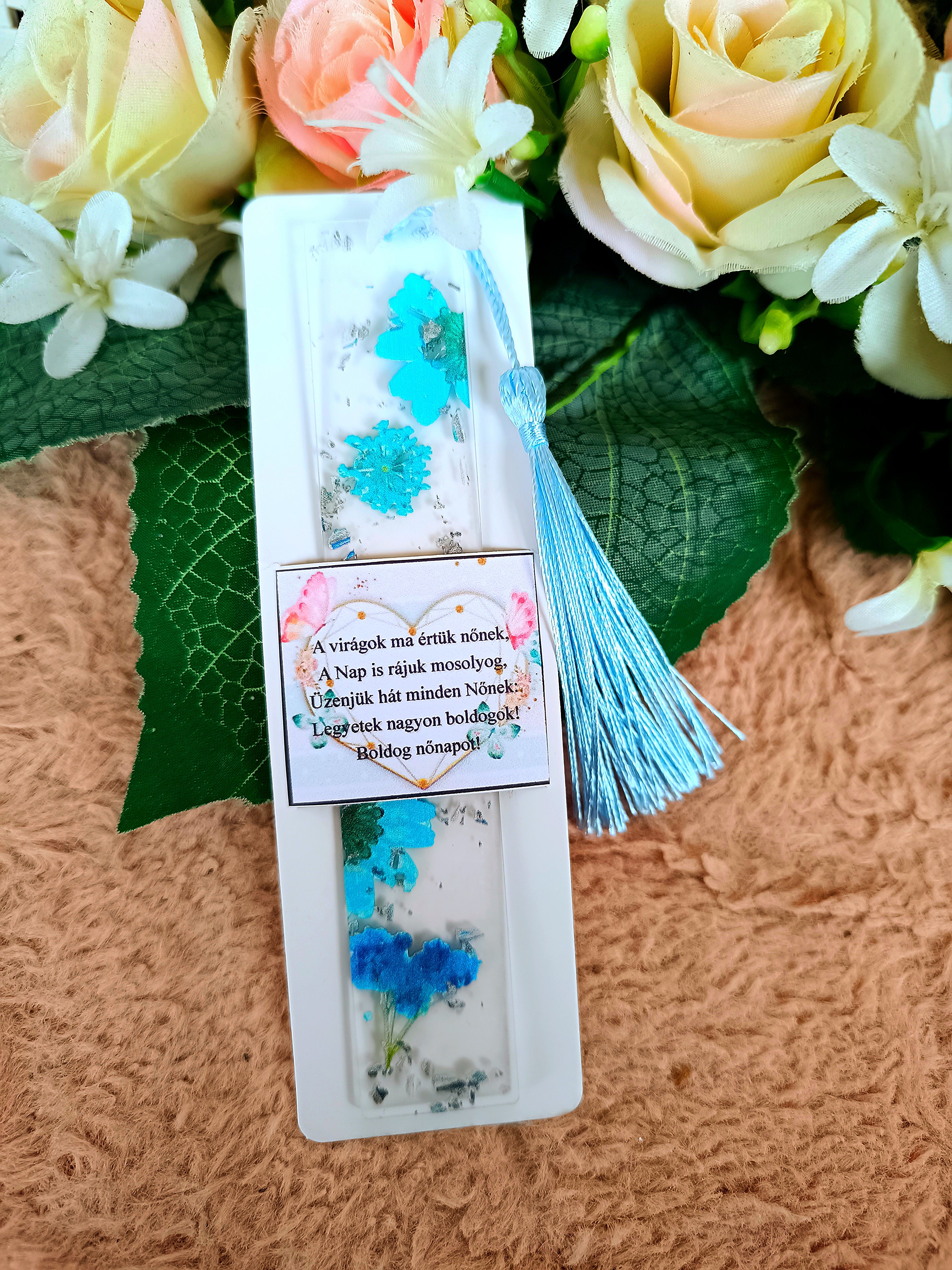 Nőnapi ajándék virágos könyvjelző kék