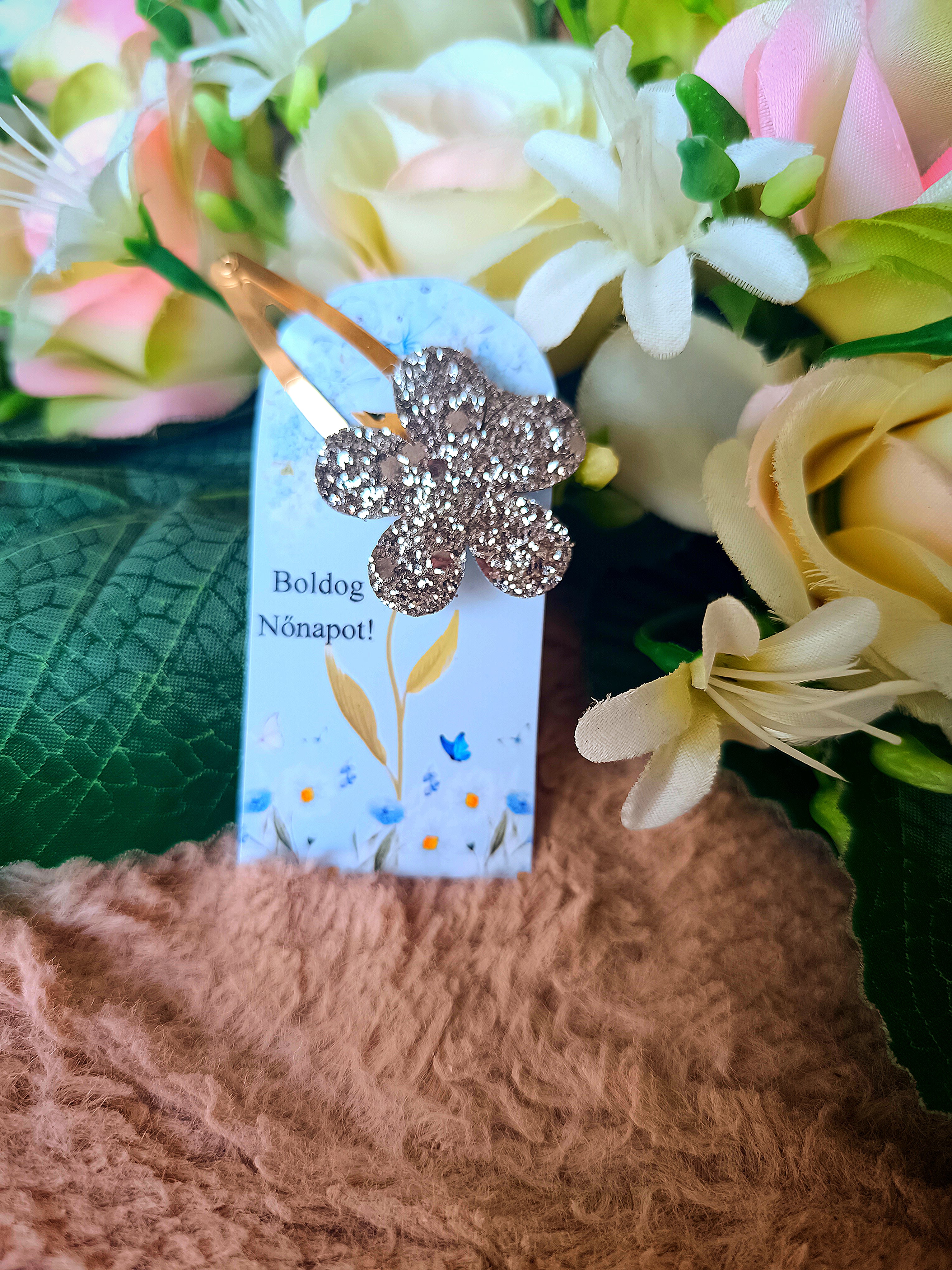 Nőnapi ajándék virágos csatt ezüst II