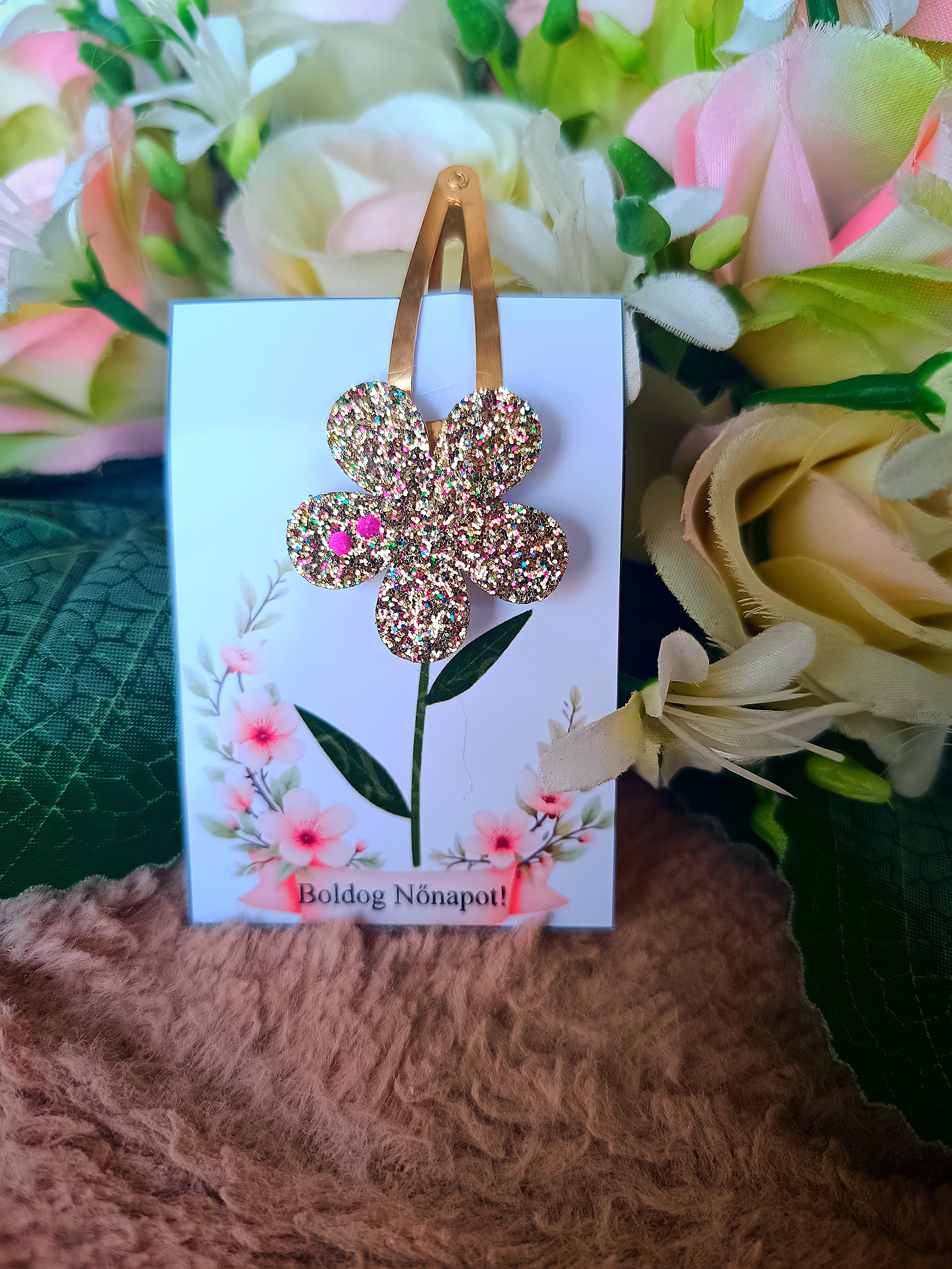 Nőnapi ajándék virágos csatt arany