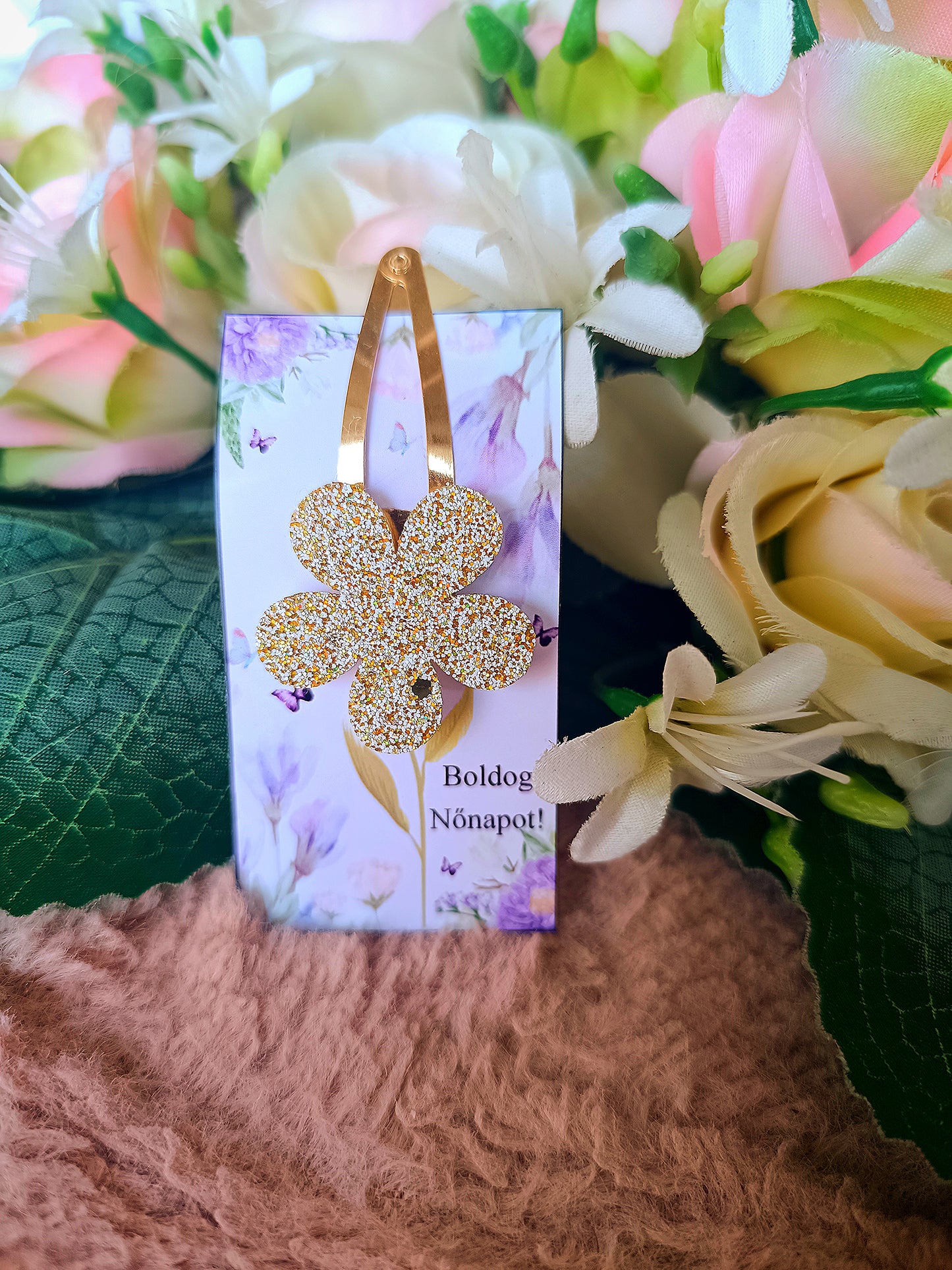 Nőnapi ajándék virágos csatt fehér-arany