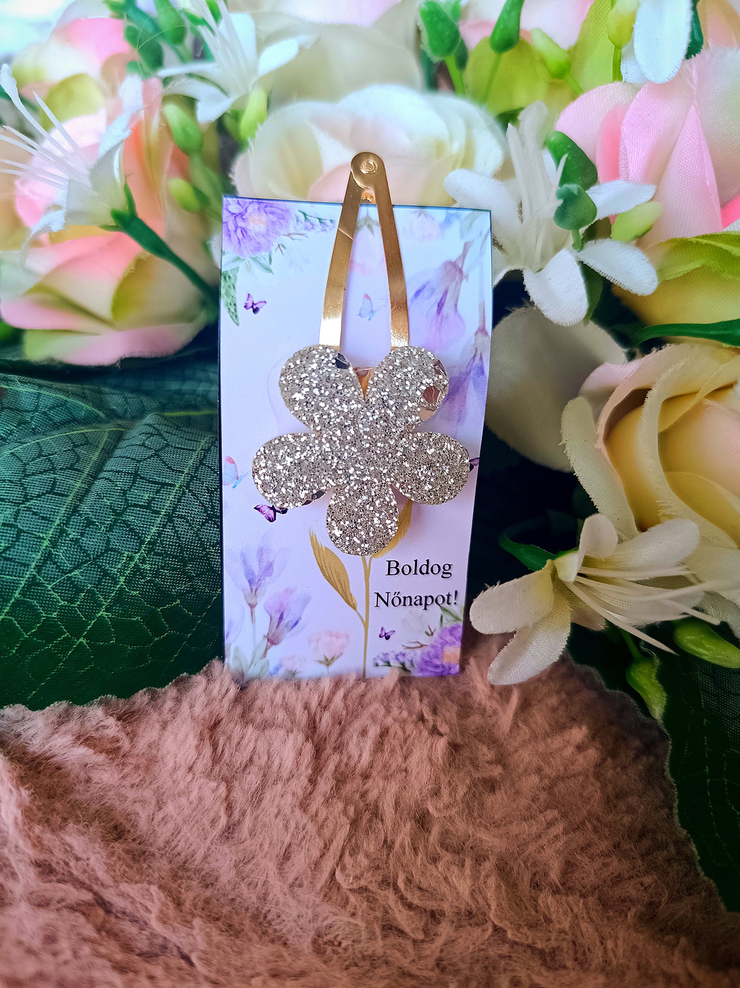 Nőnapi ajándék virágos csatt ezüst