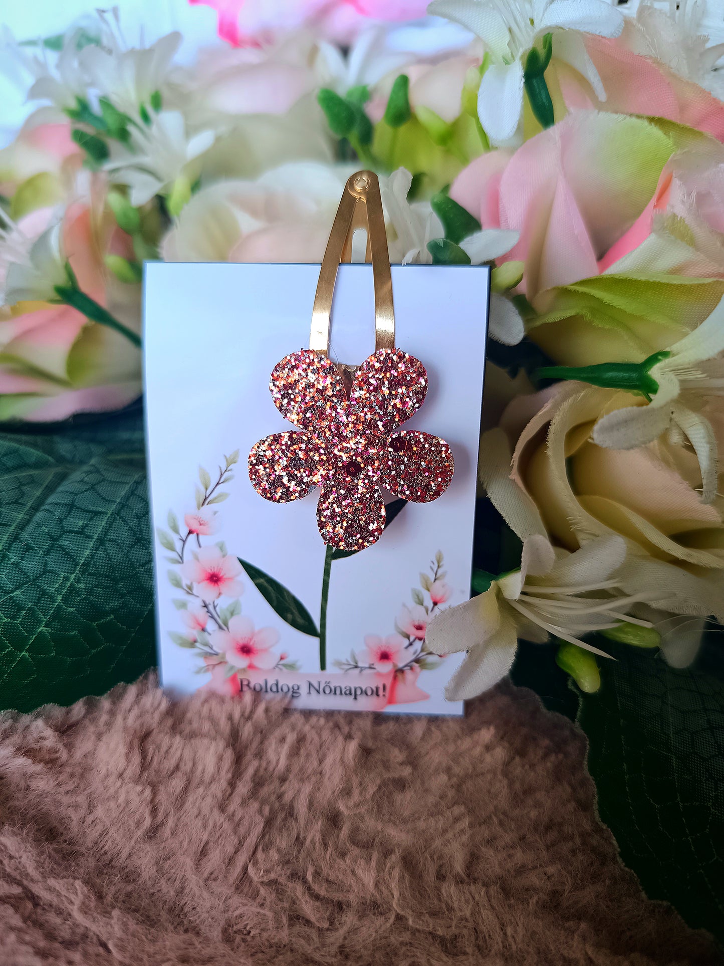 Nőnapi ajándék virágos csatt piros