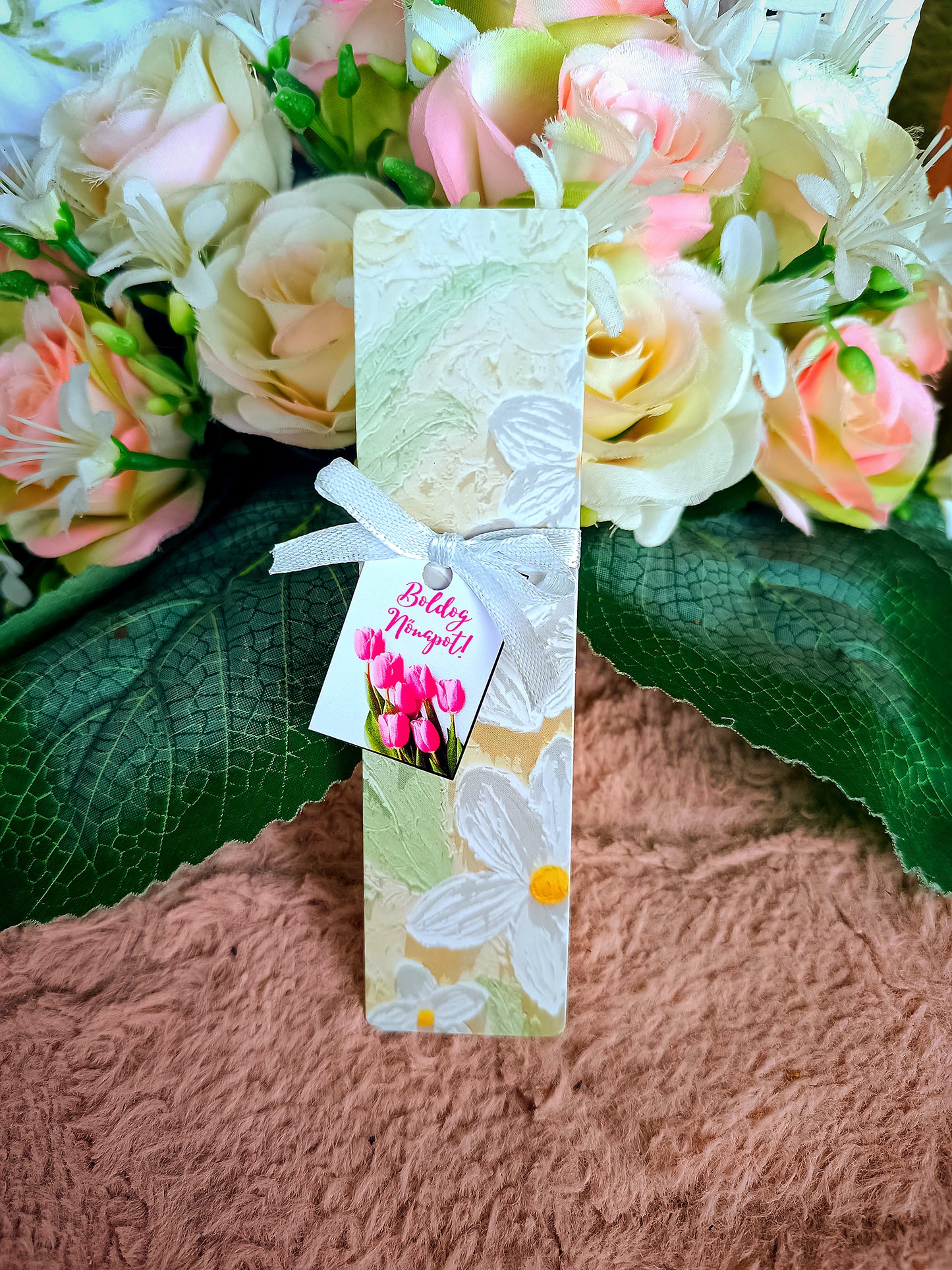 Nőnapi ajándék virágos könyvjelző II