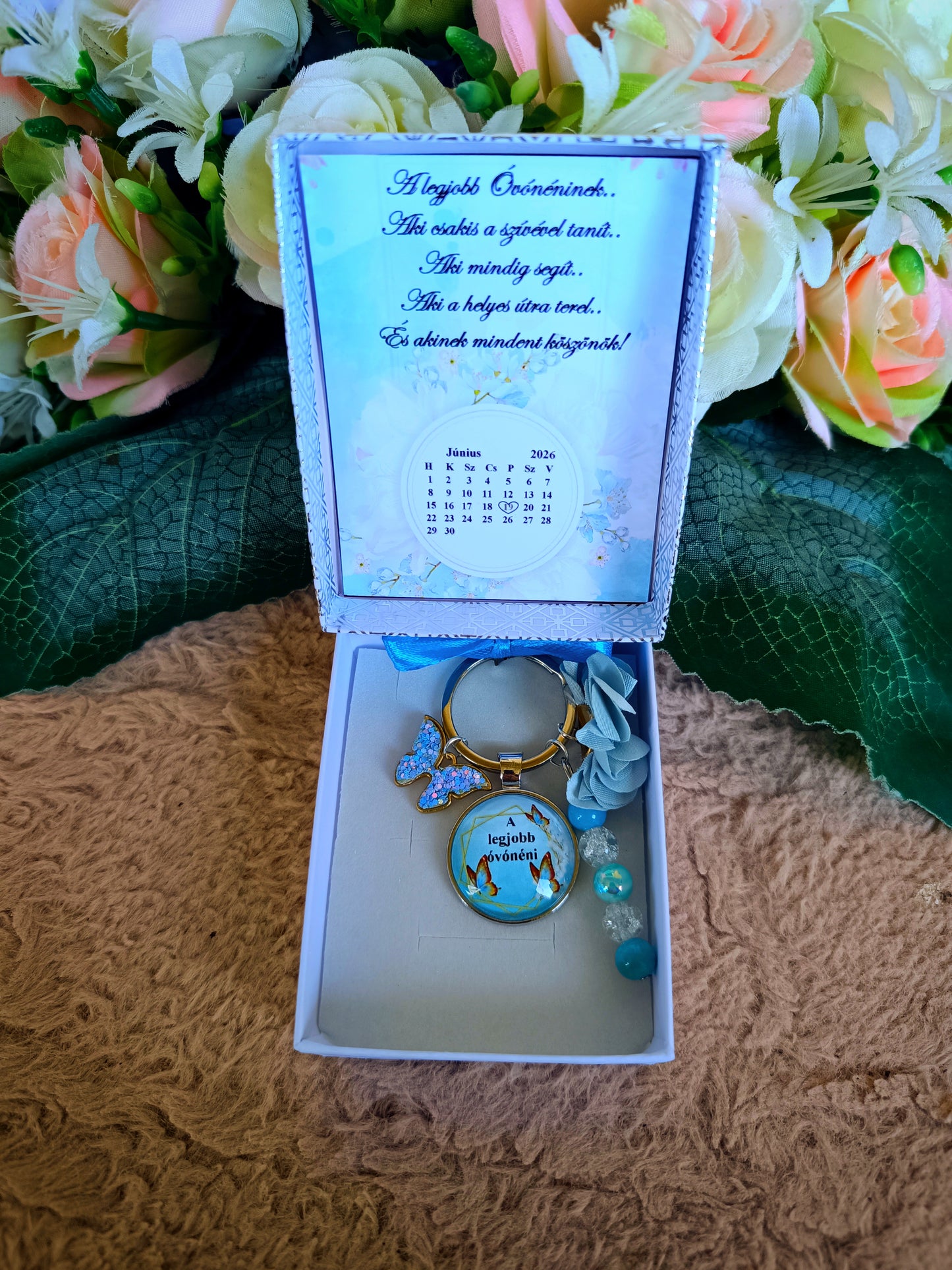 Ajándék pedagógusnak, óvónéni egyedi kulcstartó kék pillangós