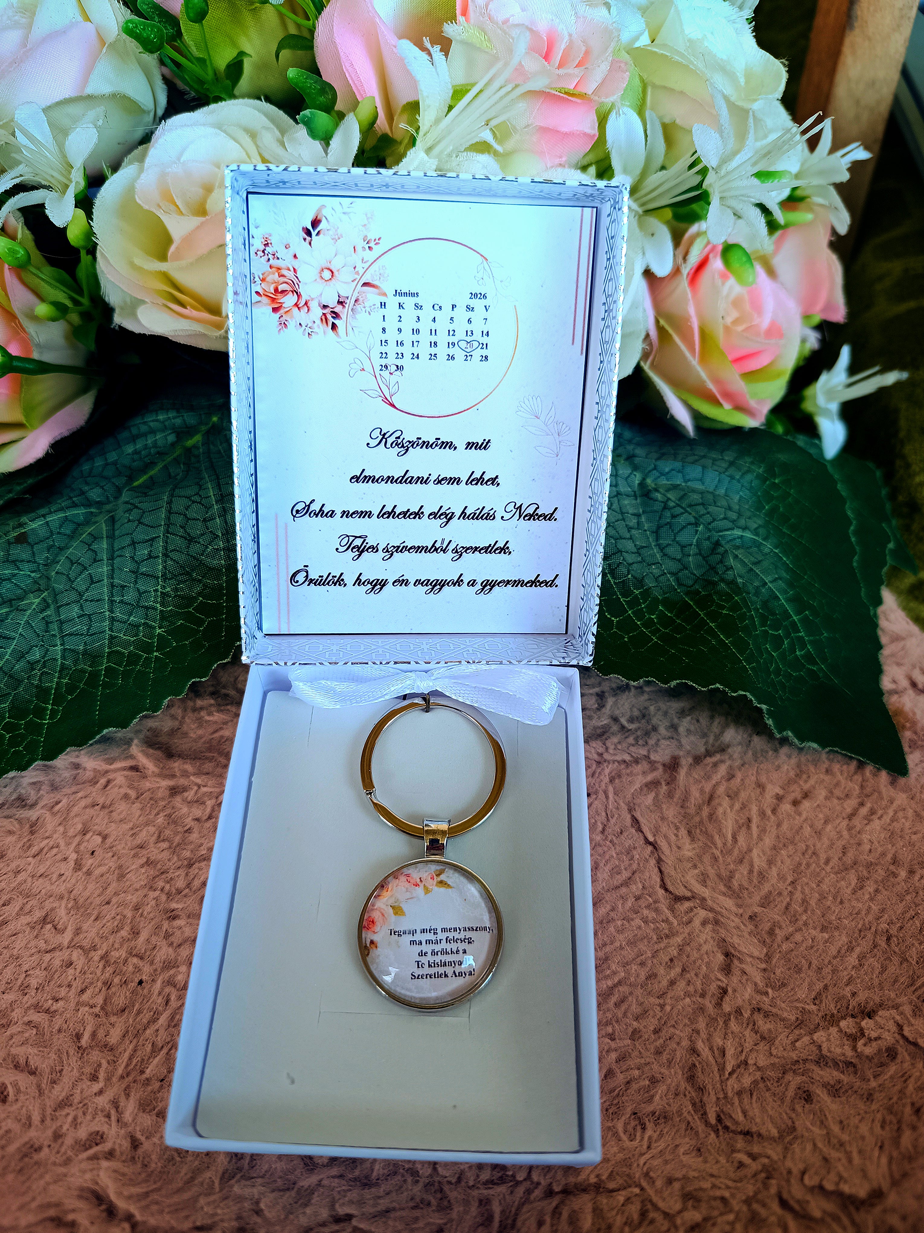 Ajándék örömanyának esküvői szülőköszöntő kulcstartó