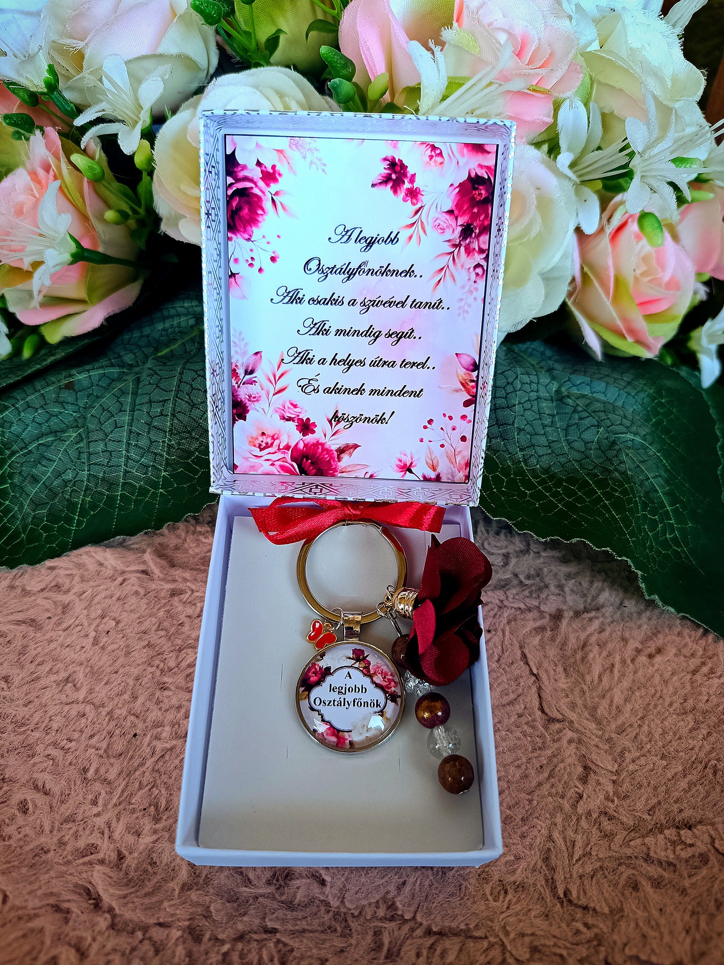 Ajándék pedagógusnak, osztályfőnök egyedi kulcstartó piros