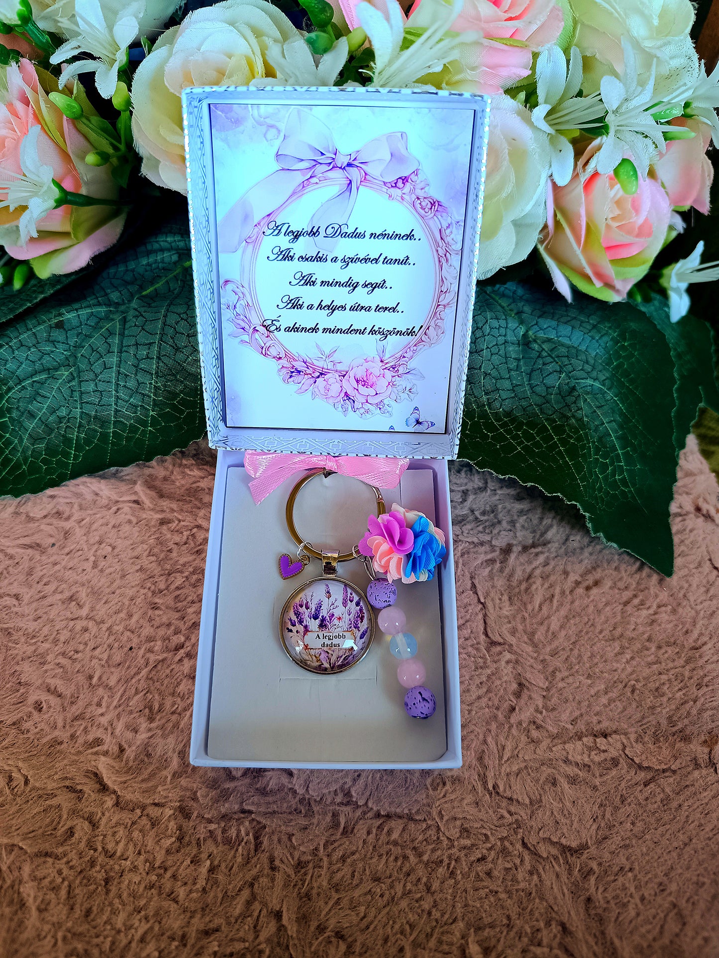 Ajándék pedagógusnak, dadus egyedi kulcstartó lila levendulás