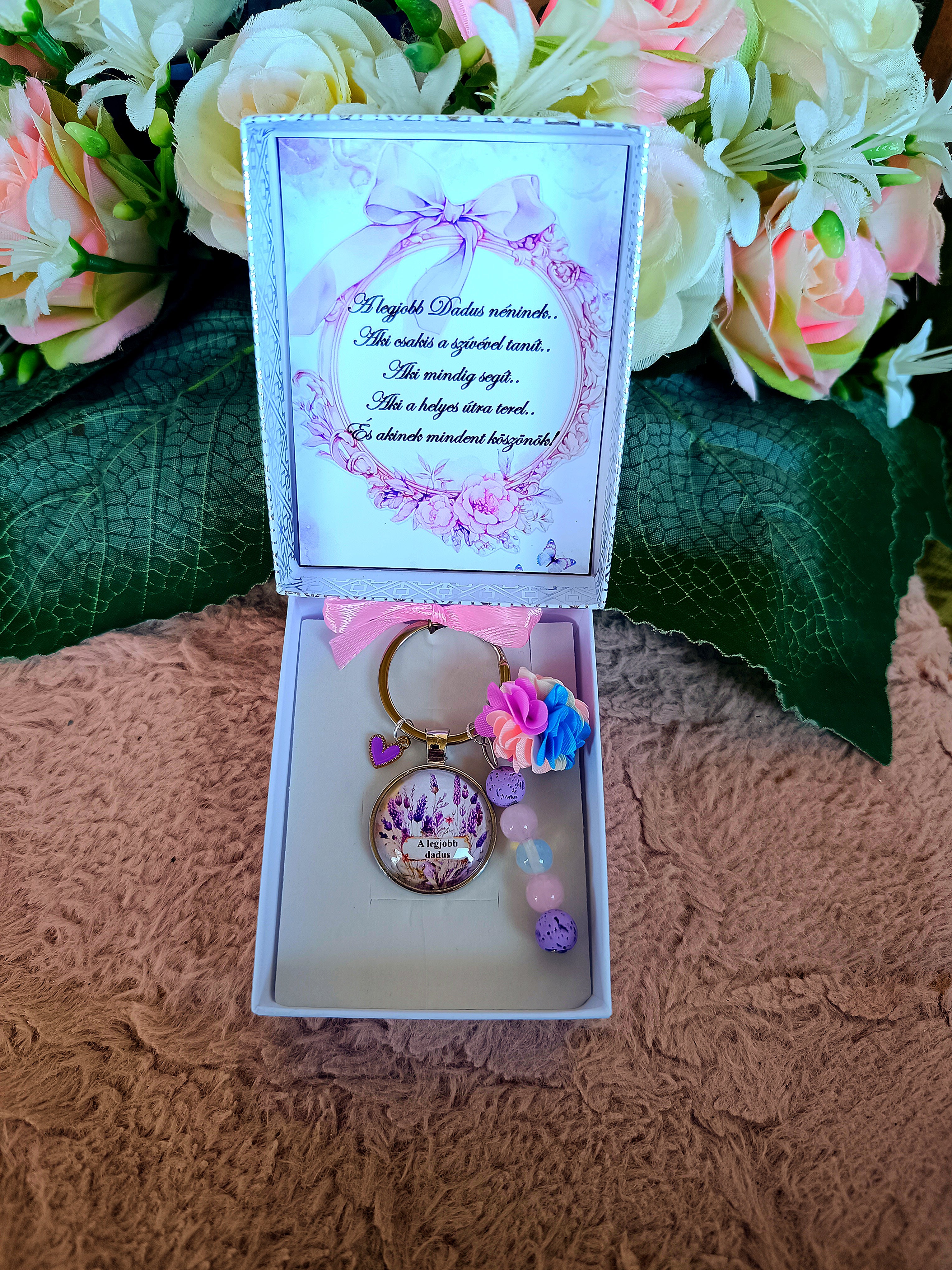Ajándék pedagógusnak, dadus egyedi kulcstartó lila levendulás