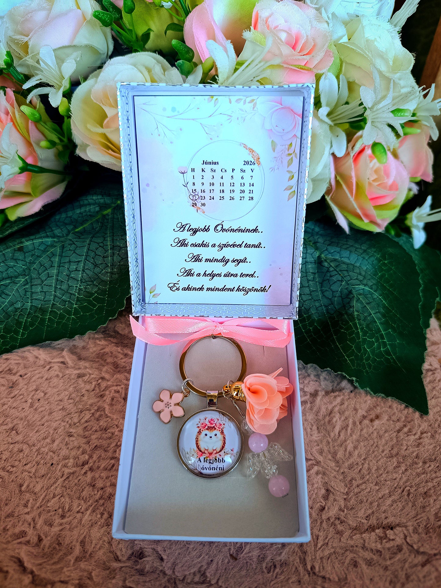 Ajándék pedagógusnak, óvónéninek egyedi kulcstartó sünis