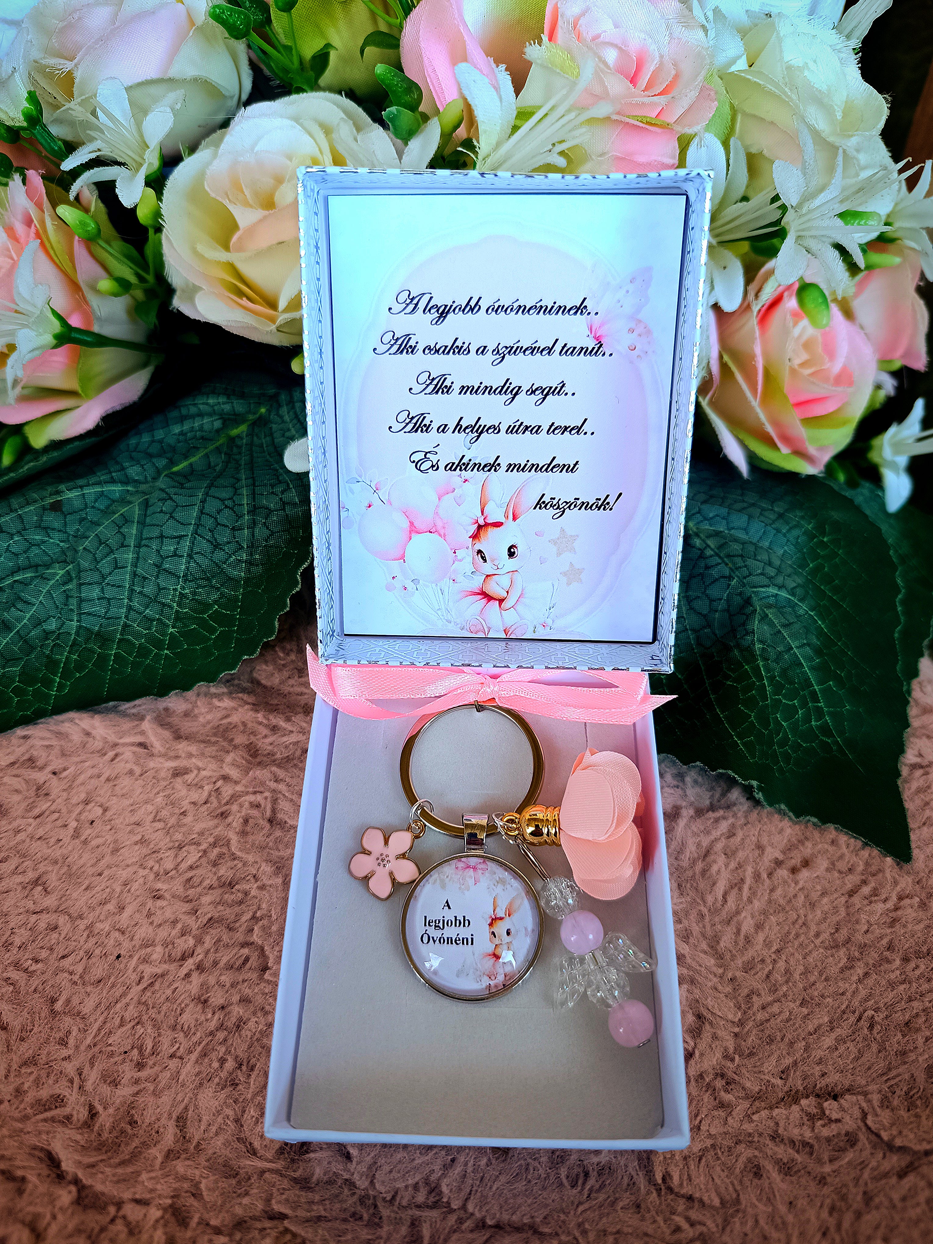 Ajándék pedagógusnak, óvónéninek egyedi kulcstartó nyuszis