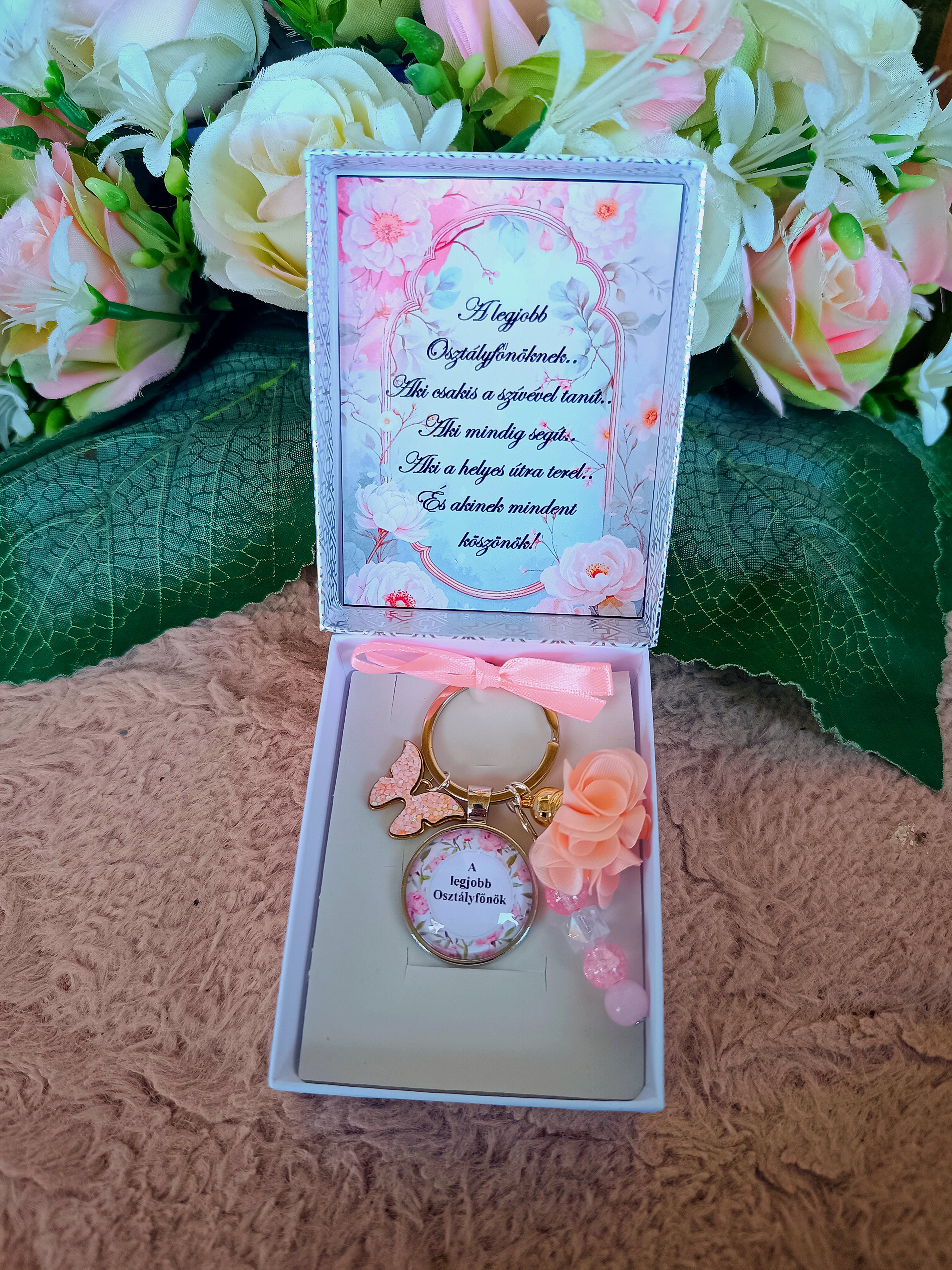 Ajándék pedagógusnak, osztályfőnöknek egyedi kulcstartó pillangós