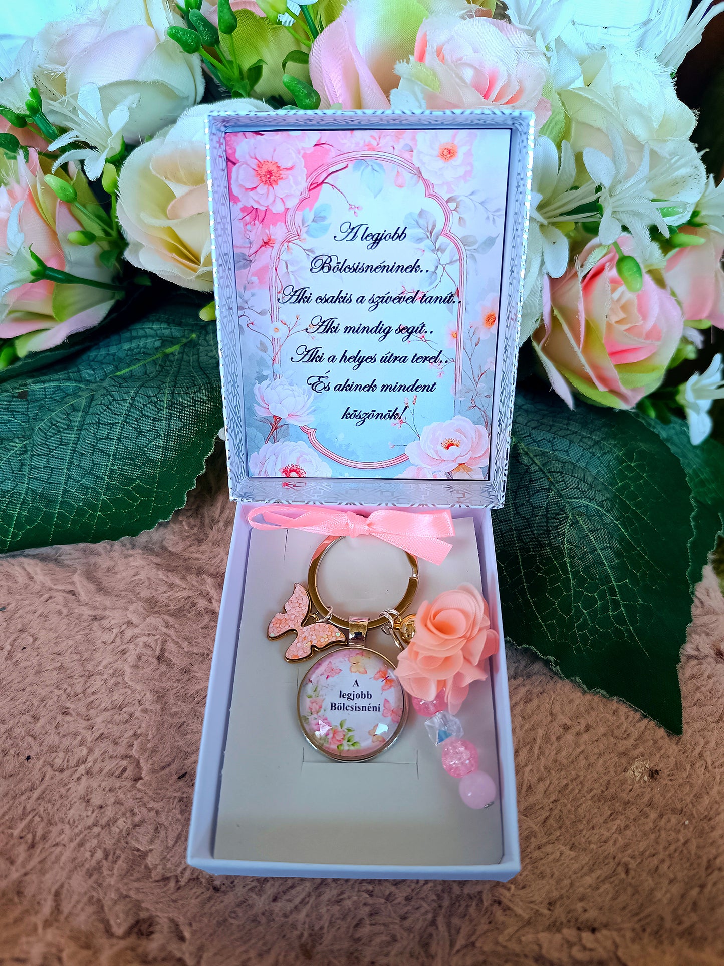 Ajándék pedagógusnak, bölcsisnéni egyedi kulcstartó pillangós