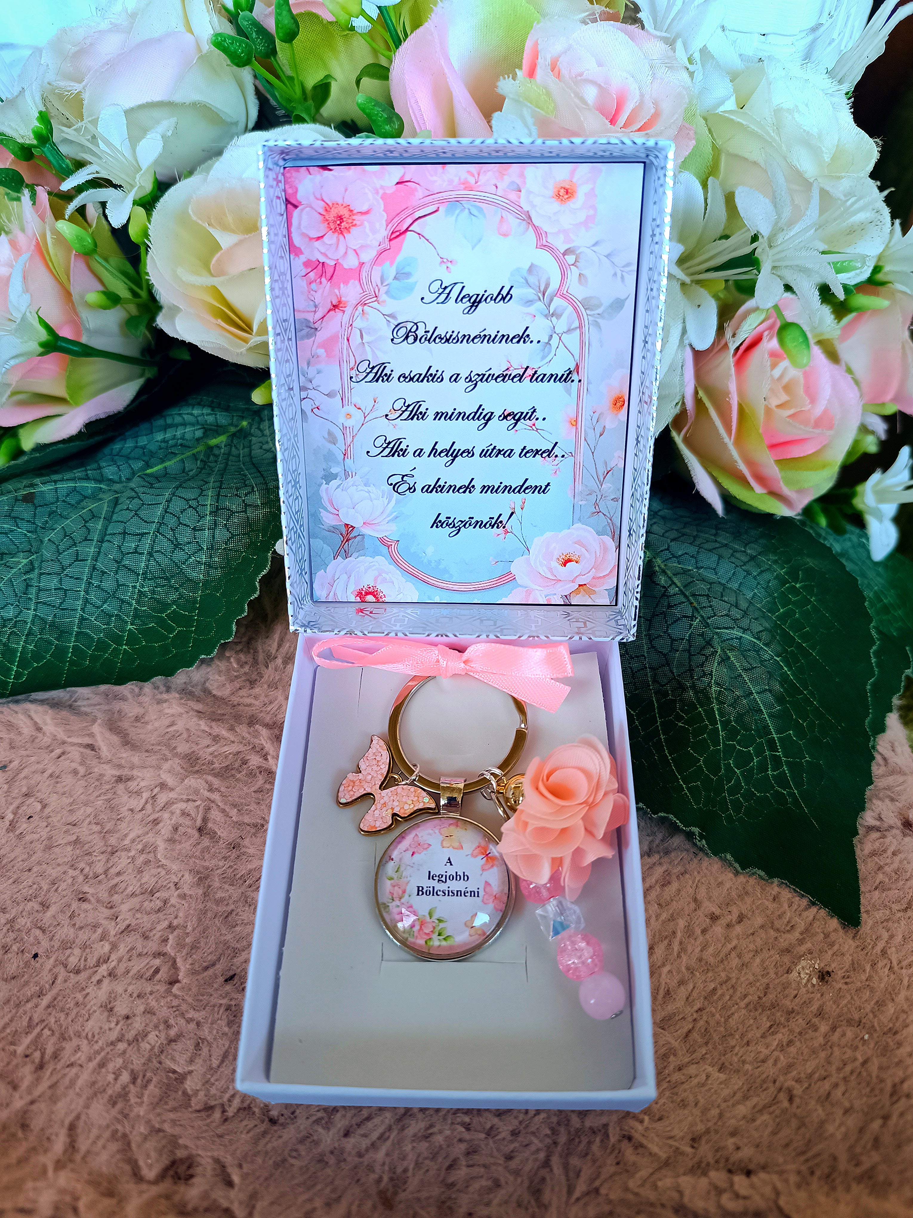 Ajándék pedagógusnak, bölcsisnéni egyedi kulcstartó pillangós