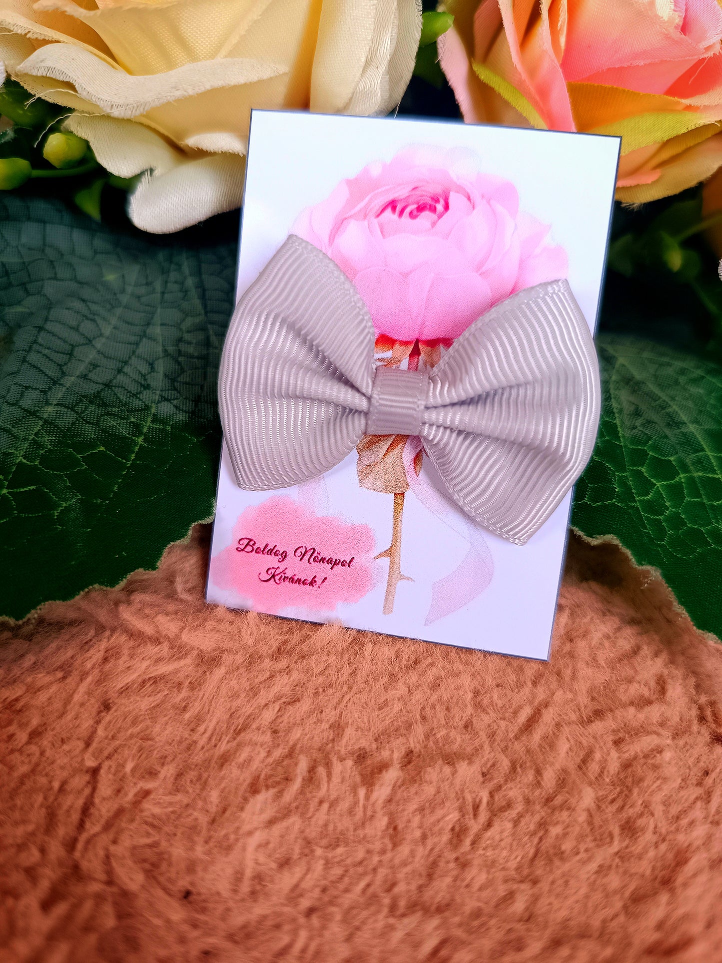 Ajándék masni hajgumi nőnapi világos szürke