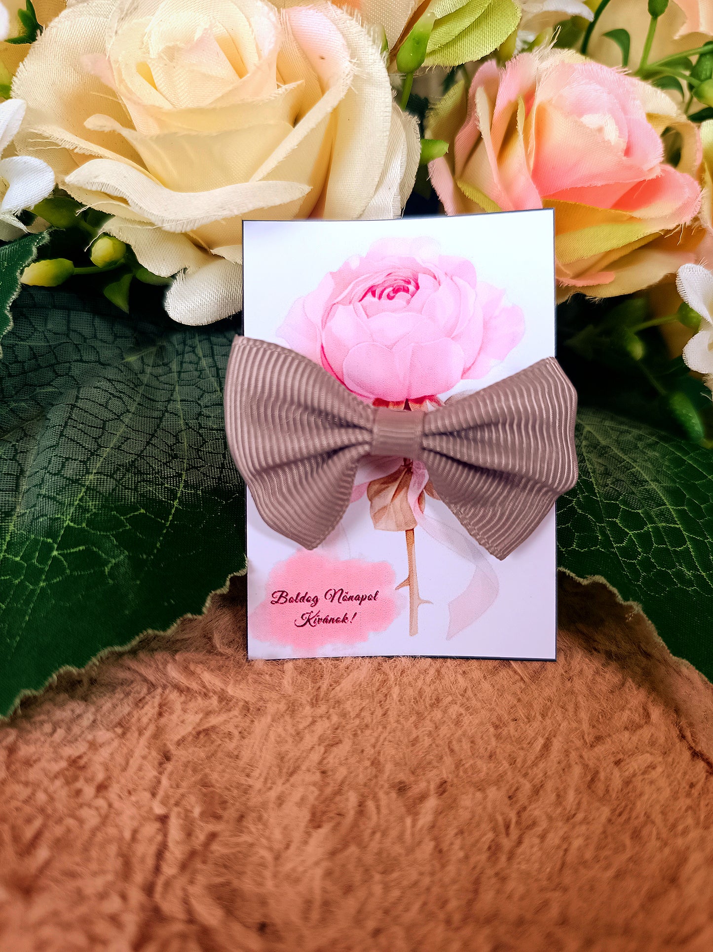 Ajándék masni hajgumi nőnapi szürke