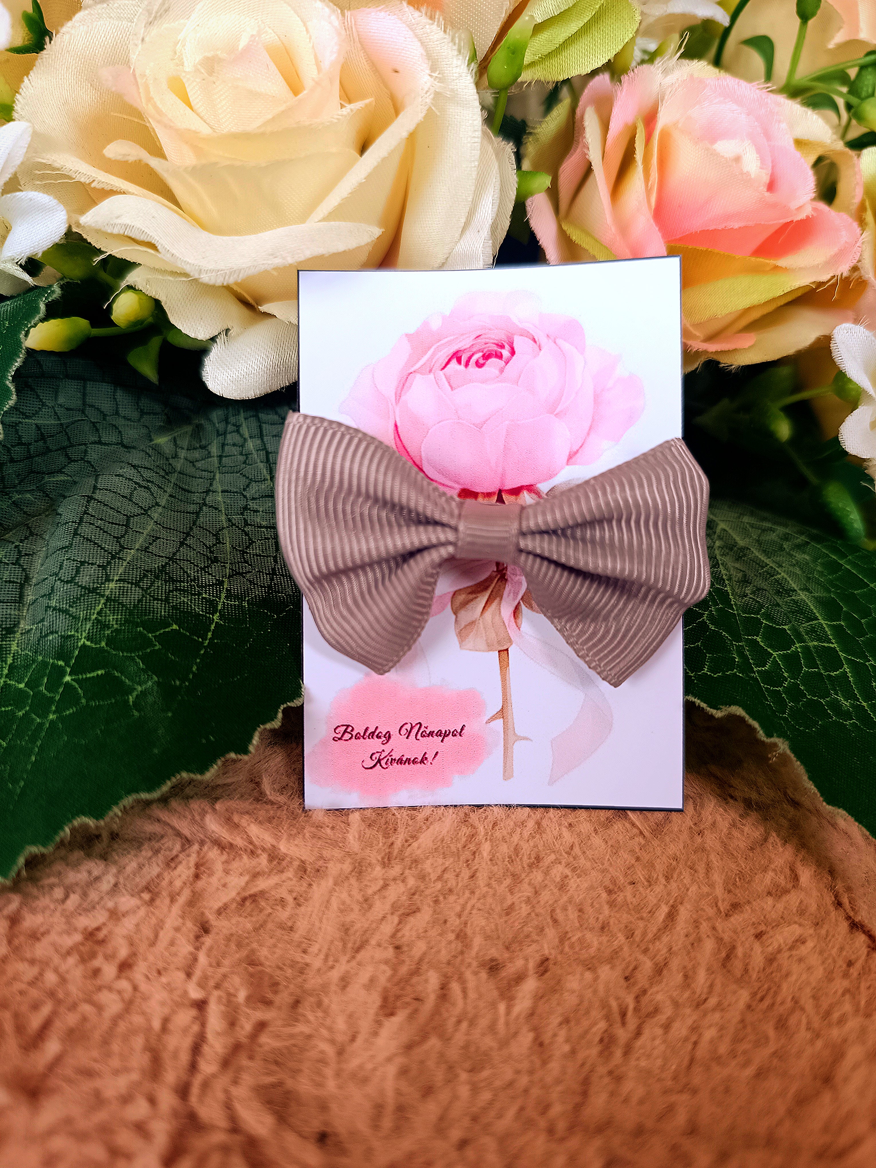 Ajándék masni hajgumi nőnapi szürke