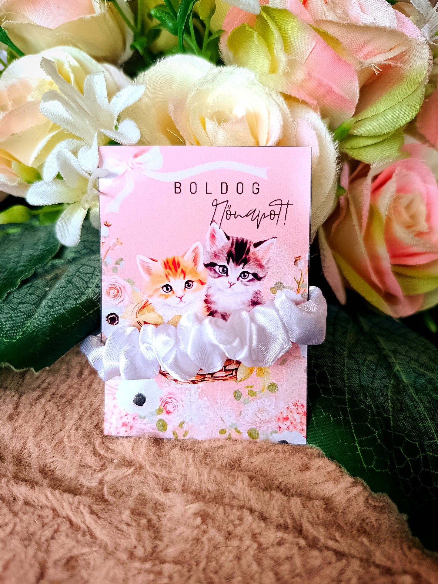 Ajándék fehér hajgumi nőnapi köszöntővel