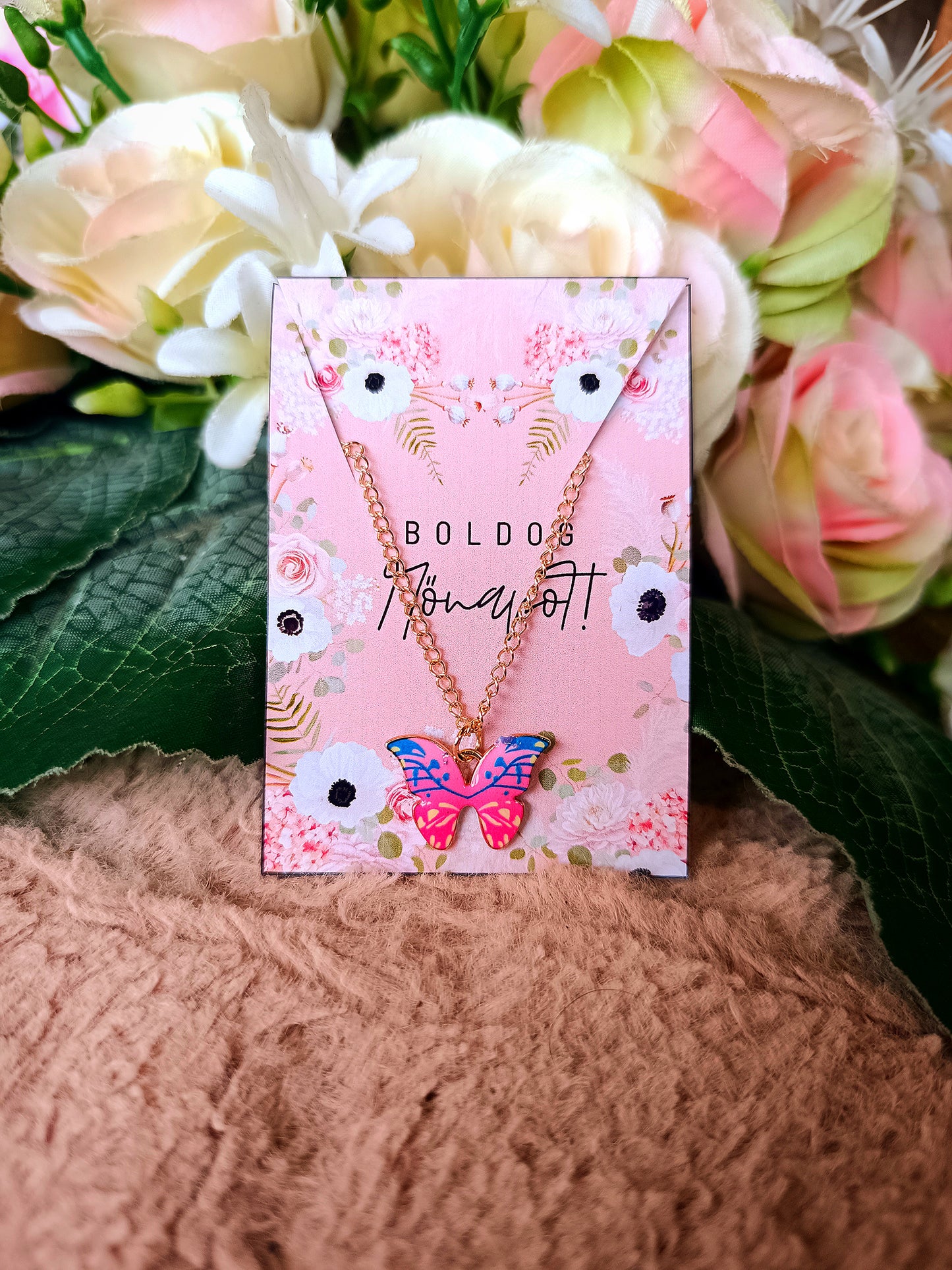 Ajándék nőnapra pillangós nyaklánc rózsaszín
