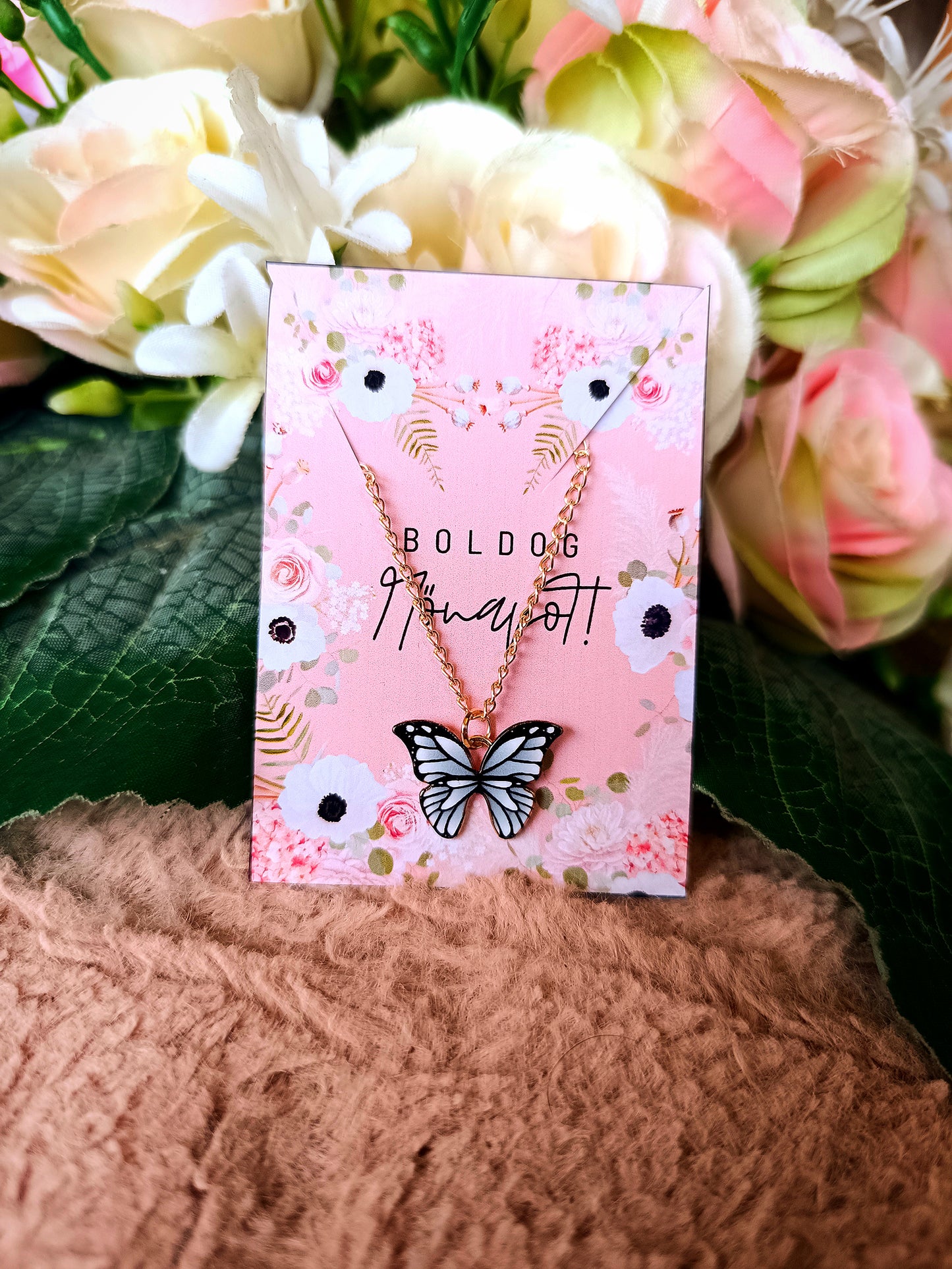 Ajándék nőnapra pillangós nyaklánc fehér