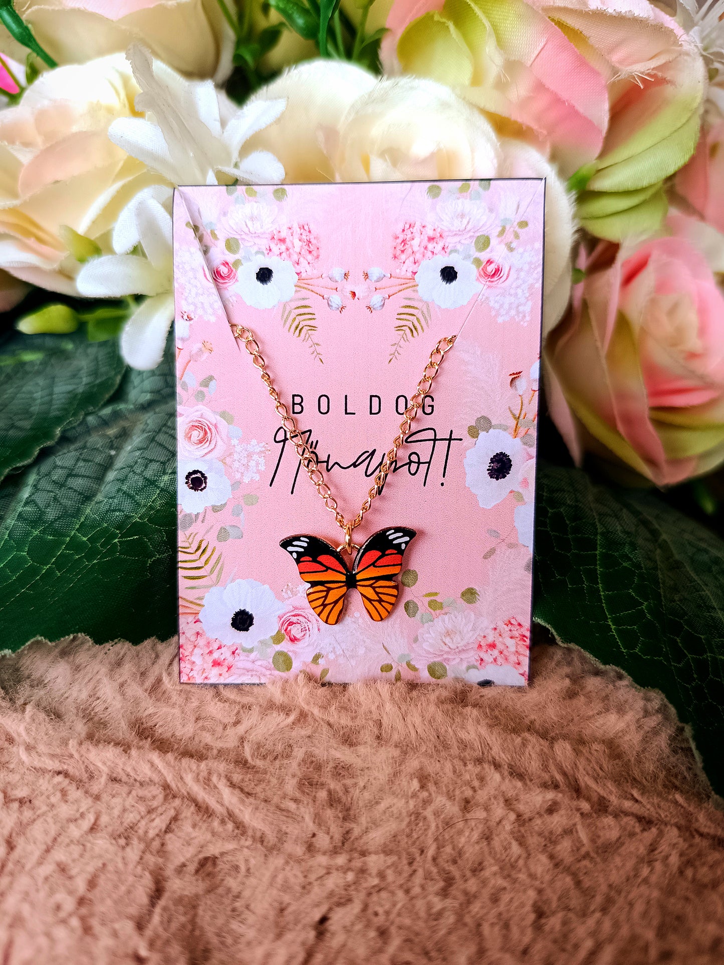 Ajándék nőnapra pillangós nyaklánc barna-sárga