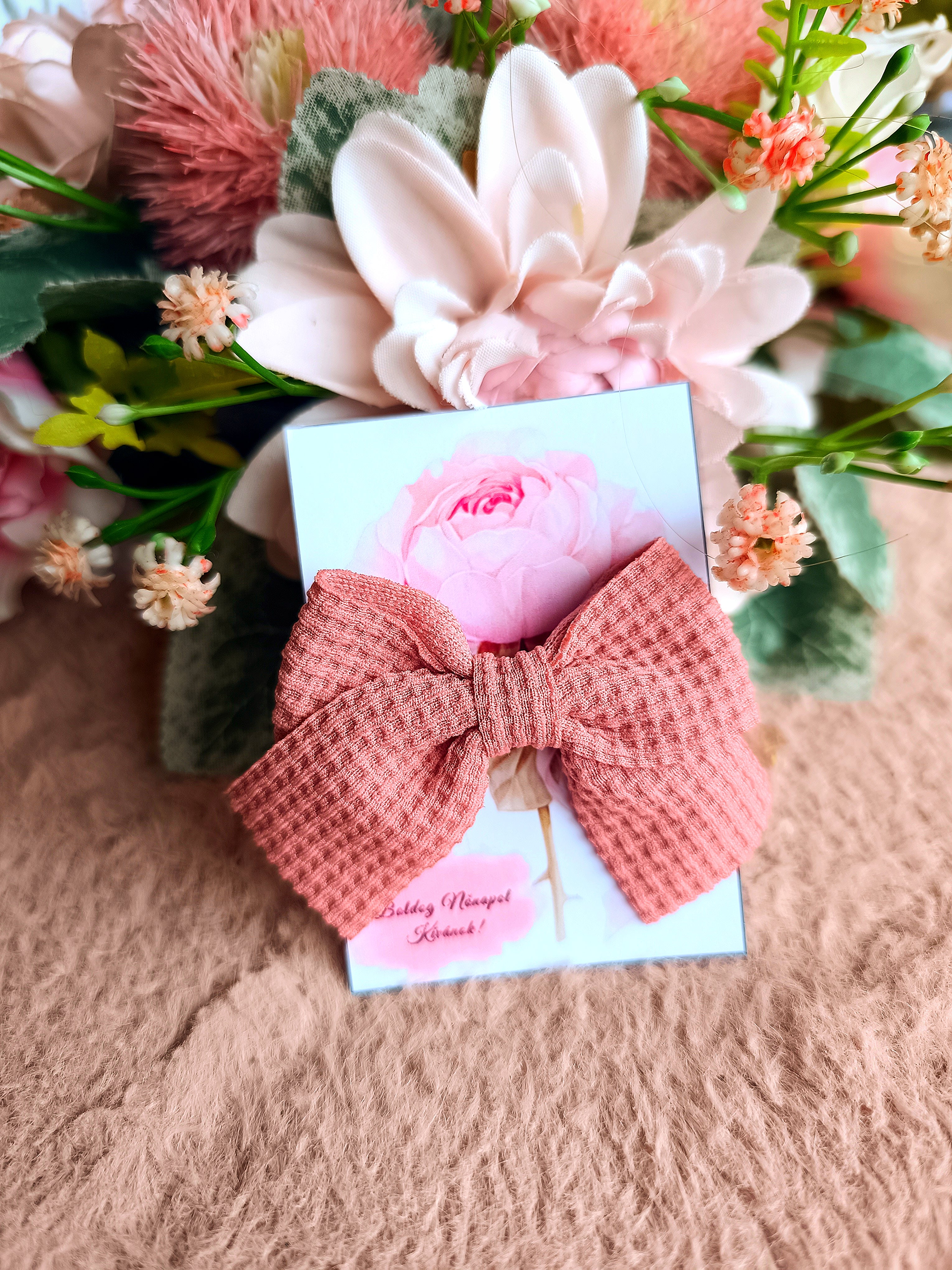 Ajándék masni hajgumi nőnapi köszöntővel barna