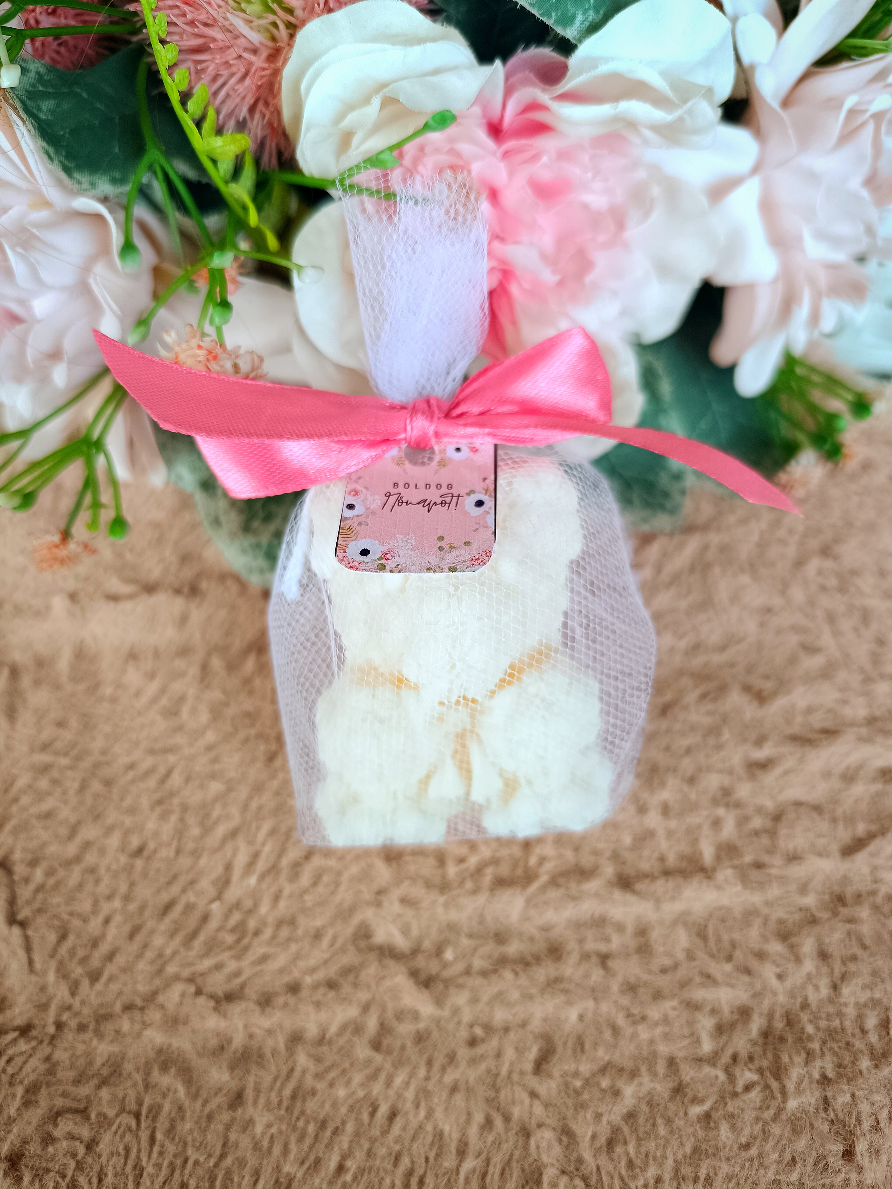 Ajándék Nőnapra maci masnival gyertya csomagolásban egyedi kártyával