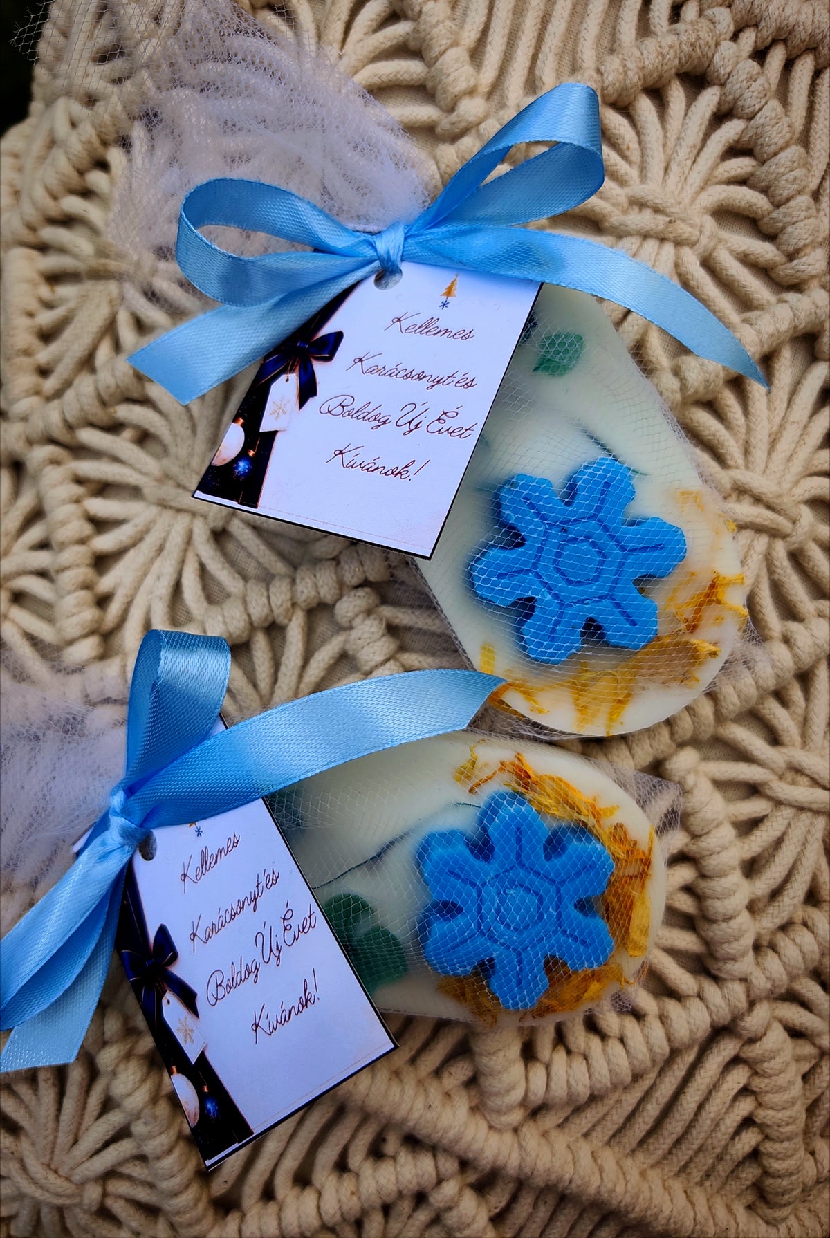 Ajándék karácsonyra illatviasz karácsonyi fűszeres illattal díszcsomagolásban hópihe