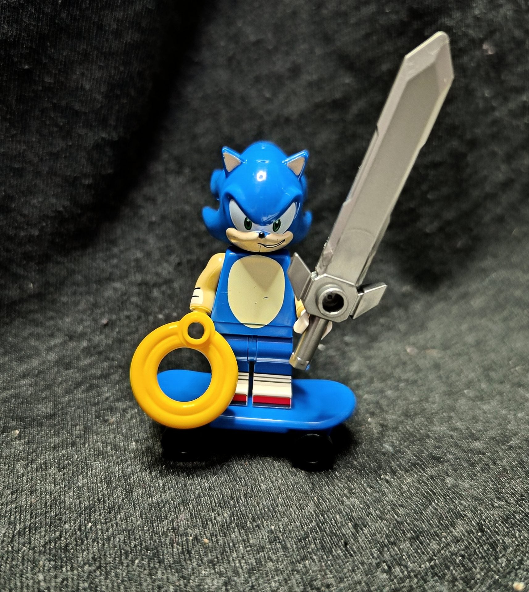 Sonic figura gördeszkával